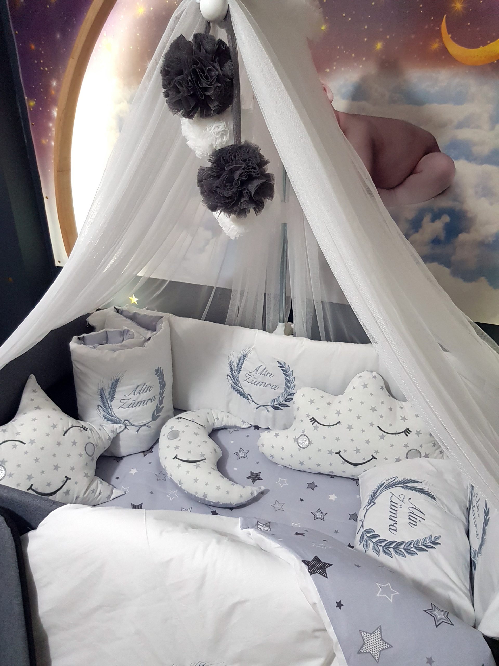 Bebek Odası , Çocuk Odası , Bebek Uyku Seti , Çocuk Uyku Seti , Bebek İsimli Kişiye Özel , Nakışlı Bebek Uyku Seti , İsme Özel Nakışlı Uyku Seti , Bebek İsimli Uyku Seti , Nakışlı Uyku Seti , Yorgan, Çarşaf, Yastık, Nevresim Takımı, Nevresim Seti , Beşik Yan Koruma, Beşik Kenar Korumalık , Lüks Cibinlik , Cibinlik Aparatı , Park Beşik , Mobilya Beşik , Sepet Beşik , Uyku Arkadaşı Yastık , Ay Bulut Yıldız Süs Yastıkları , Nakışlı bebek uyku setleri , Bebek uyku seti , Bebek odası dekorasyonu , Pamuklu bebek uyku seti , Çift yönlü bebek uyku seti , Nakış işlemeli bebek yastığı , Bebek cibinliği