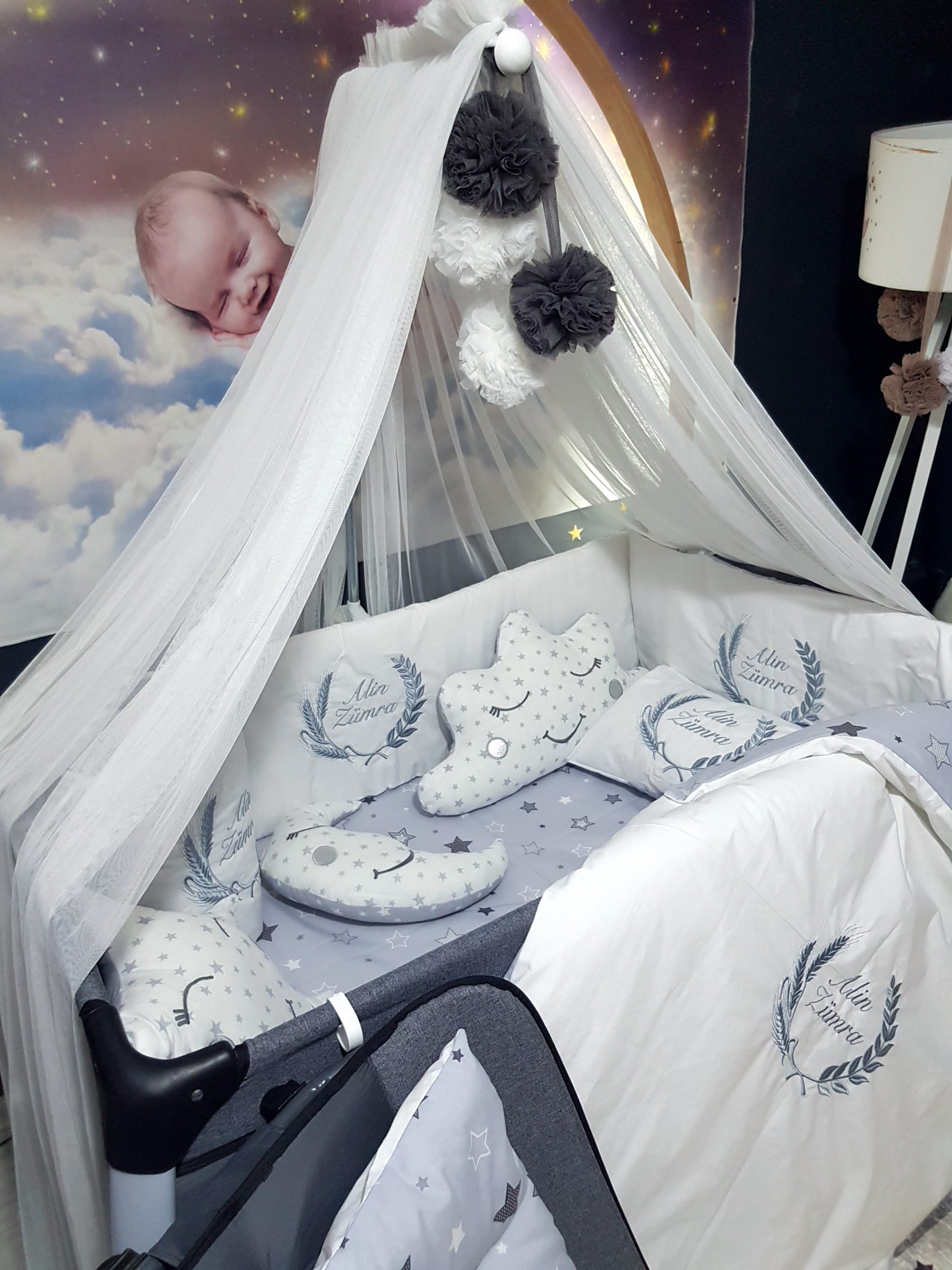 Bebek Odası , Çocuk Odası , Bebek Uyku Seti , Çocuk Uyku Seti , Bebek İsimli Kişiye Özel , Nakışlı Bebek Uyku Seti , İsme Özel Nakışlı Uyku Seti , Bebek İsimli Uyku Seti , Nakışlı Uyku Seti , Yorgan, Çarşaf, Yastık, Nevresim Takımı, Nevresim Seti , Beşik Yan Koruma, Beşik Kenar Korumalık , Lüks Cibinlik , Cibinlik Aparatı , Park Beşik , Mobilya Beşik , Sepet Beşik , Uyku Arkadaşı Yastık , Ay Bulut Yıldız Süs Yastıkları , Nakışlı bebek uyku setleri , Bebek uyku seti , Bebek odası dekorasyonu , Pamuklu bebek uyku seti , Çift yönlü bebek uyku seti , Nakış işlemeli bebek yastığı , Bebek cibinliği