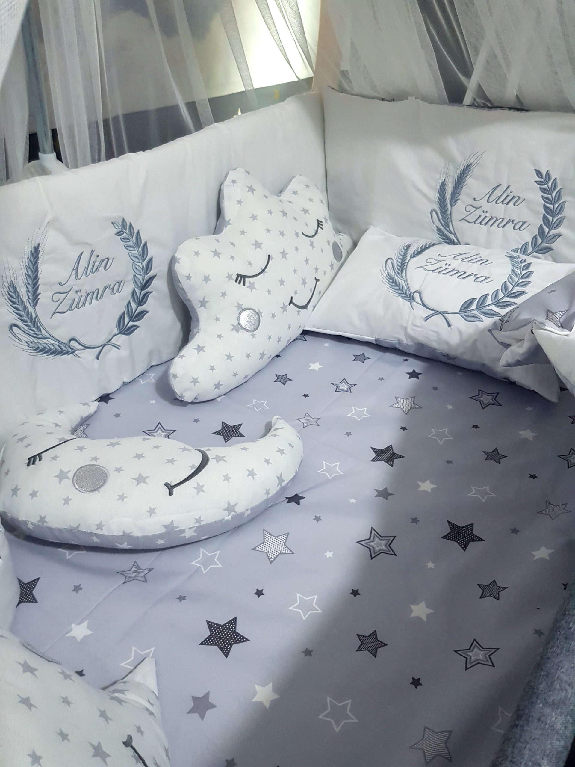 Bebek Odası , Çocuk Odası , Bebek Uyku Seti , Çocuk Uyku Seti , Bebek İsimli Kişiye Özel , Nakışlı Bebek Uyku Seti , İsme Özel Nakışlı Uyku Seti , Bebek İsimli Uyku Seti , Nakışlı Uyku Seti , Yorgan, Çarşaf, Yastık, Nevresim Takımı, Nevresim Seti , Beşik Yan Koruma, Beşik Kenar Korumalık , Lüks Cibinlik , Cibinlik Aparatı , Park Beşik , Mobilya Beşik , Sepet Beşik , Uyku Arkadaşı Yastık , Ay Bulut Yıldız Süs Yastıkları , Nakışlı bebek uyku setleri , Bebek uyku seti , Bebek odası dekorasyonu , Pamuklu bebek uyku seti , Çift yönlü bebek uyku seti , Nakış işlemeli bebek yastığı , Bebek cibinliği