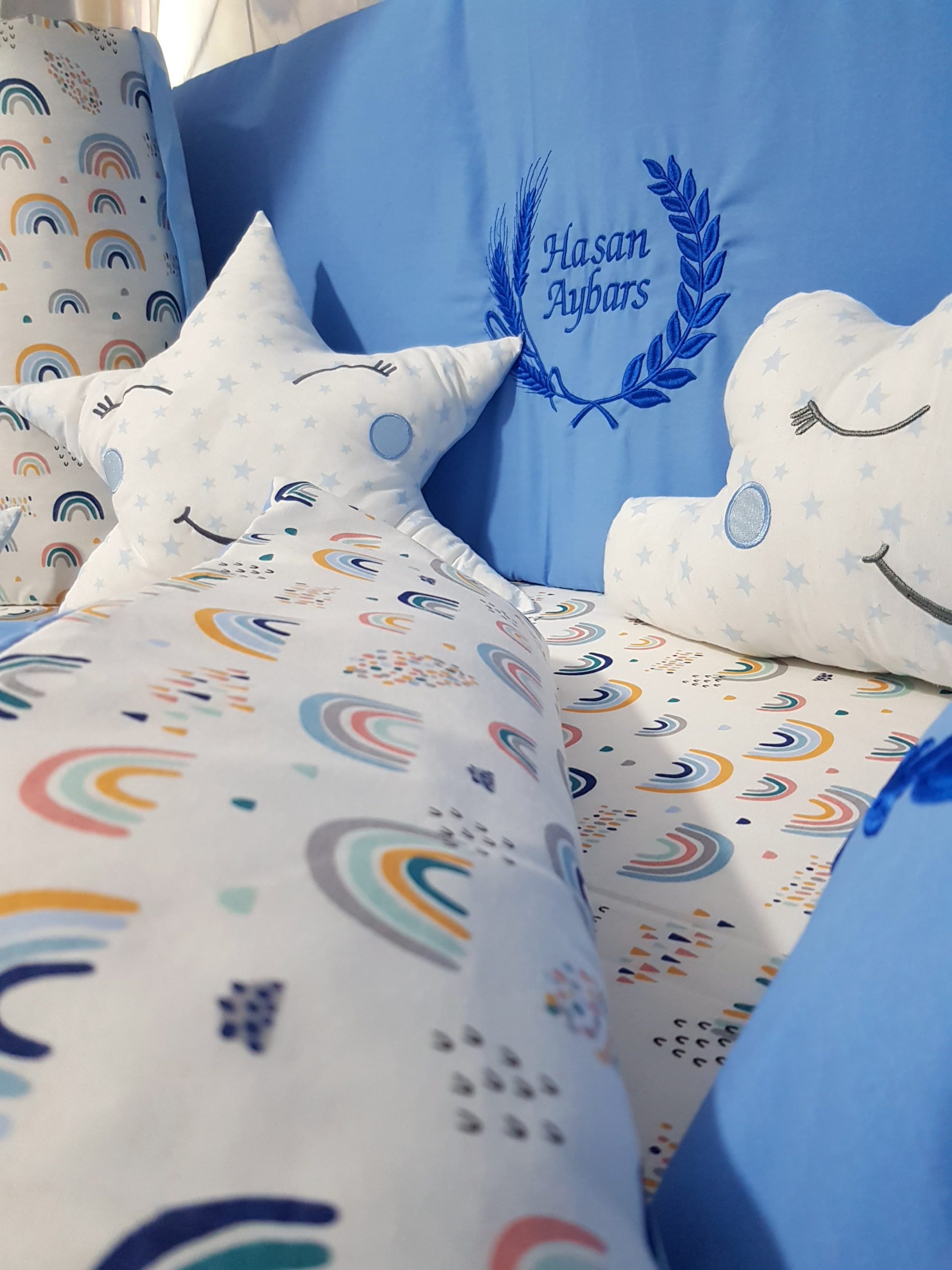 Nakışlı_Uyku_Seti_Bebek_İsimli_Başak_Buğday_Motif_Beşik_Cibinlik_(5) Bebek Odası , Çocuk Odası , Bebek Uyku Seti , Çocuk Uyku Seti , Bebek İsimli Kişiye Özel , Nakışlı Bebek Uyku Seti , İsme Özel Nakışlı Uyku Seti , Bebek İsimli Uyku Seti , Nakışlı Uyku Seti , Yorgan, Çarşaf, Yastık, Nevresim Takımı, Nevresim Seti , Beşik Yan Koruma, Beşik Kenar Korumalık , Lüks Cibinlik , Cibinlik Aparatı , Park Beşik , Mobilya Beşik , Sepet Beşik , Uyku Arkadaşı Yastık , Ay Bulut Yıldız Süs Yastıkları , Nakışlı bebek uyku setleri , Bebek uyku seti , Bebek odası dekorasyonu , Pamuklu bebek uyku seti , Çift yönlü bebek uyku seti , Nakış işlemeli bebek yastığı , Bebek cibinliği