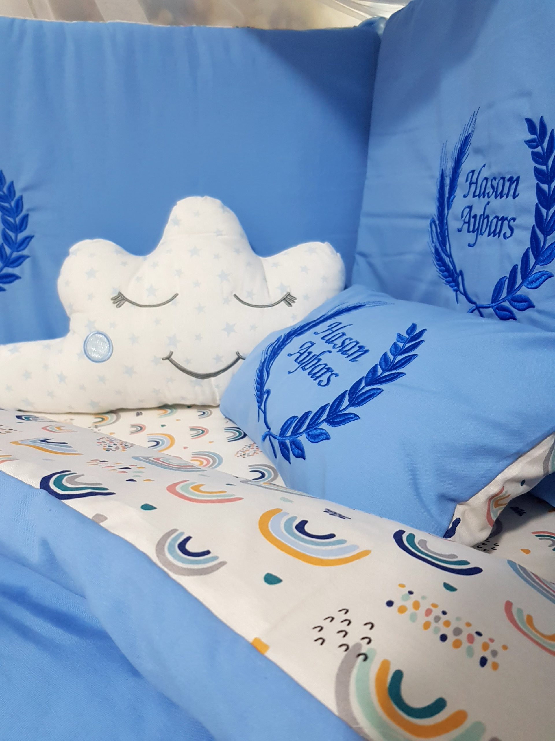 Nakışlı_Uyku_Seti_Bebek_İsimli_Başak_Buğday_Motif_Beşik_Cibinlik_(6) Bebek Odası , Çocuk Odası , Bebek Uyku Seti , Çocuk Uyku Seti , Bebek İsimli Kişiye Özel , Nakışlı Bebek Uyku Seti , İsme Özel Nakışlı Uyku Seti , Bebek İsimli Uyku Seti , Nakışlı Uyku Seti , Yorgan, Çarşaf, Yastık, Nevresim Takımı, Nevresim Seti , Beşik Yan Koruma, Beşik Kenar Korumalık , Lüks Cibinlik , Cibinlik Aparatı , Park Beşik , Mobilya Beşik , Sepet Beşik , Uyku Arkadaşı Yastık , Ay Bulut Yıldız Süs Yastıkları , Nakışlı bebek uyku setleri , Bebek uyku seti , Bebek odası dekorasyonu , Pamuklu bebek uyku seti , Çift yönlü bebek uyku seti , Nakış işlemeli bebek yastığı , Bebek cibinliği