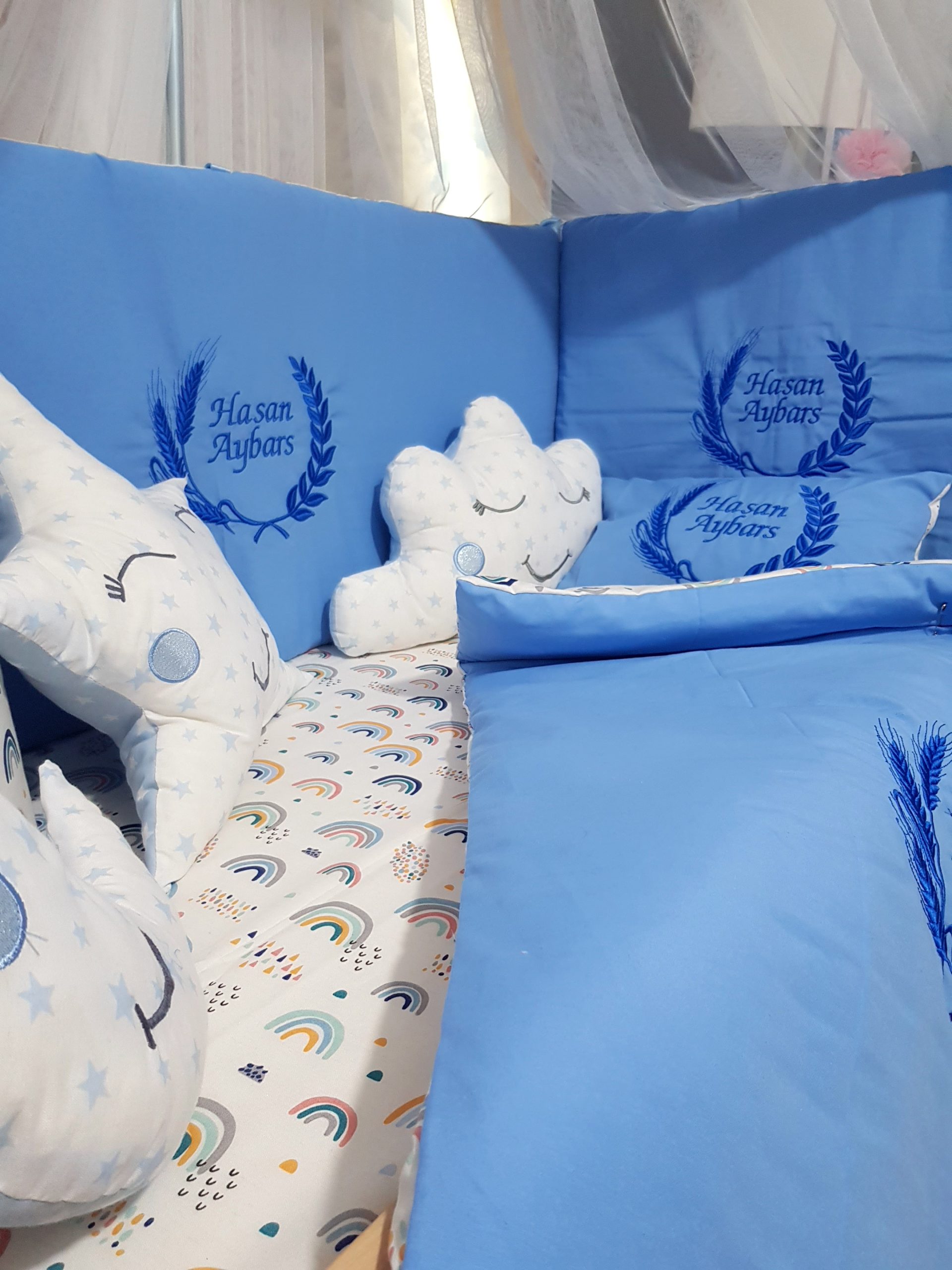 Nakışlı_Uyku_Seti_Bebek_İsimli_Başak_Buğday_Motif_Beşik_Cibinlik_(7) Bebek Odası , Çocuk Odası , Bebek Uyku Seti , Çocuk Uyku Seti , Bebek İsimli Kişiye Özel , Nakışlı Bebek Uyku Seti , İsme Özel Nakışlı Uyku Seti , Bebek İsimli Uyku Seti , Nakışlı Uyku Seti , Yorgan, Çarşaf, Yastık, Nevresim Takımı, Nevresim Seti , Beşik Yan Koruma, Beşik Kenar Korumalık , Lüks Cibinlik , Cibinlik Aparatı , Park Beşik , Mobilya Beşik , Sepet Beşik , Uyku Arkadaşı Yastık , Ay Bulut Yıldız Süs Yastıkları , Nakışlı bebek uyku setleri , Bebek uyku seti , Bebek odası dekorasyonu , Pamuklu bebek uyku seti , Çift yönlü bebek uyku seti , Nakış işlemeli bebek yastığı , Bebek cibinliği