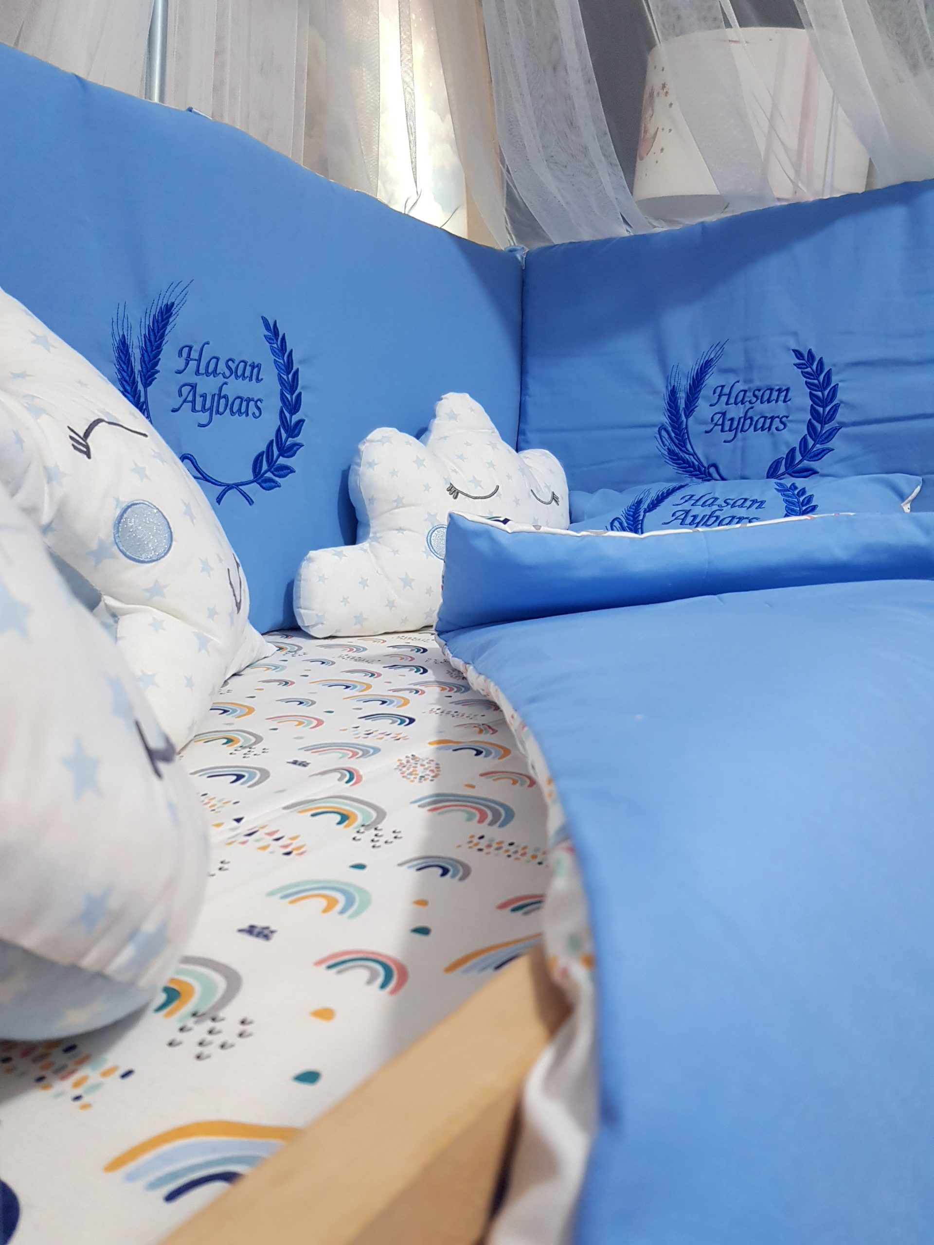Nakışlı_Uyku_Seti_Bebek_İsimli_Başak_Buğday_Motif_Beşik_Cibinlik_(8) Bebek Odası , Çocuk Odası , Bebek Uyku Seti , Çocuk Uyku Seti , Bebek İsimli Kişiye Özel , Nakışlı Bebek Uyku Seti , İsme Özel Nakışlı Uyku Seti , Bebek İsimli Uyku Seti , Nakışlı Uyku Seti , Yorgan, Çarşaf, Yastık, Nevresim Takımı, Nevresim Seti , Beşik Yan Koruma, Beşik Kenar Korumalık , Lüks Cibinlik , Cibinlik Aparatı , Park Beşik , Mobilya Beşik , Sepet Beşik , Uyku Arkadaşı Yastık , Ay Bulut Yıldız Süs Yastıkları , Nakışlı bebek uyku setleri , Bebek uyku seti , Bebek odası dekorasyonu , Pamuklu bebek uyku seti , Çift yönlü bebek uyku seti , Nakış işlemeli bebek yastığı , Bebek cibinliği