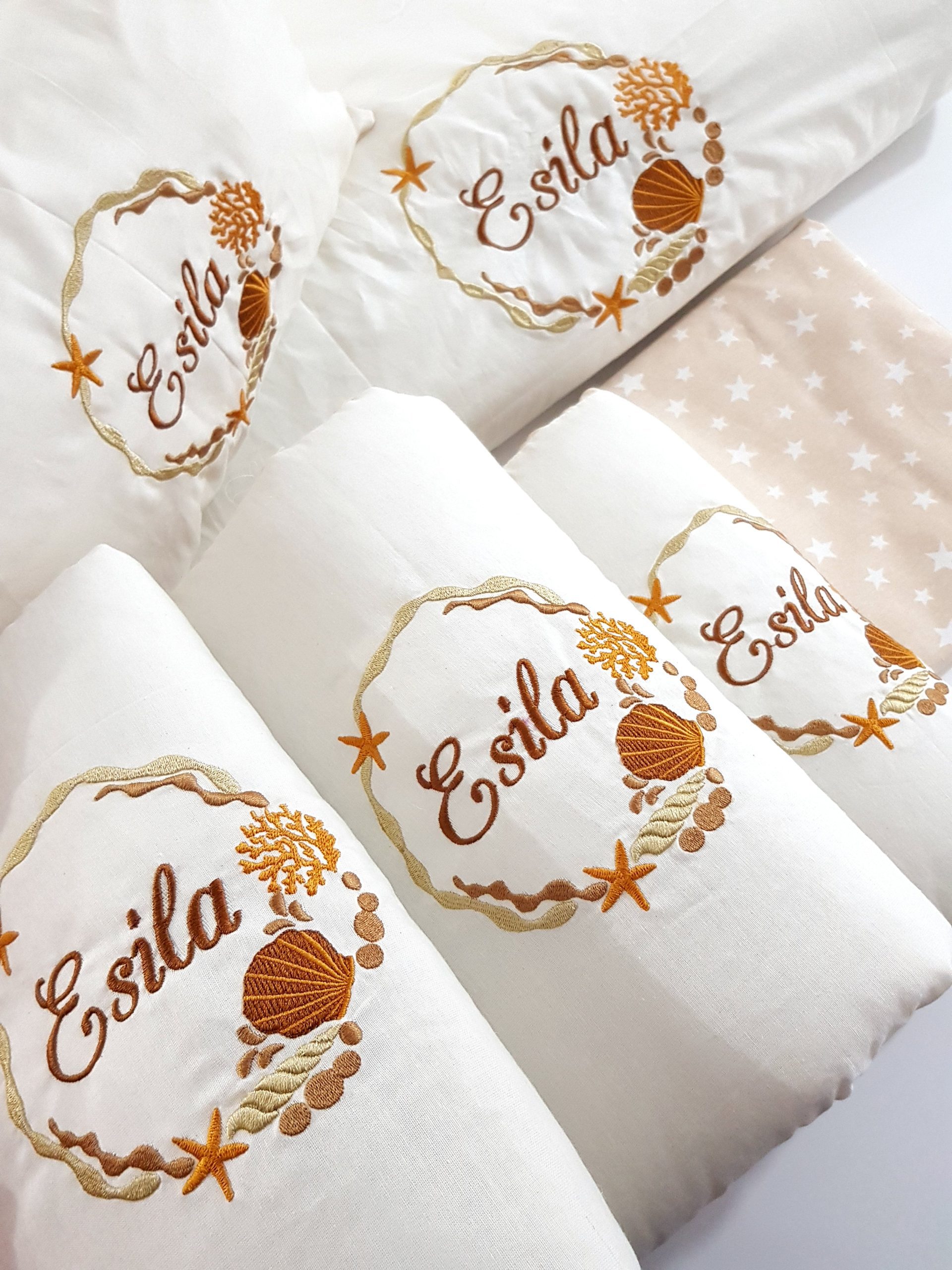 B11_Nakışlı_Uyku_Seti_Deniz_Kabuğu_Motifi_Yorgan_Yastık_Beşik_Yan_Koruma_(11) Bebek Odası , Çocuk Odası , Bebek Uyku Seti , Çocuk Uyku Seti , Bebek İsimli Kişiye Özel , Nakışlı Bebek Uyku Seti , İsme Özel Nakışlı Uyku Seti , Bebek İsimli Uyku Seti , Nakışlı Uyku Seti , Yorgan, Çarşaf, Yastık, Nevresim Takımı, Nevresim Seti , Beşik Yan Koruma, Beşik Kenar Korumalık , Lüks Cibinlik , Cibinlik Aparatı , Park Beşik , Mobilya Beşik , Sepet Beşik , Uyku Arkadaşı Yastık , Ay Bulut Yıldız Süs Yastıkları , Nakışlı bebek uyku setleri , Bebek uyku seti , Bebek odası dekorasyonu , Pamuklu bebek uyku seti , Çift yönlü bebek uyku seti , Nakış işlemeli bebek yastığı , Bebek cibinliği