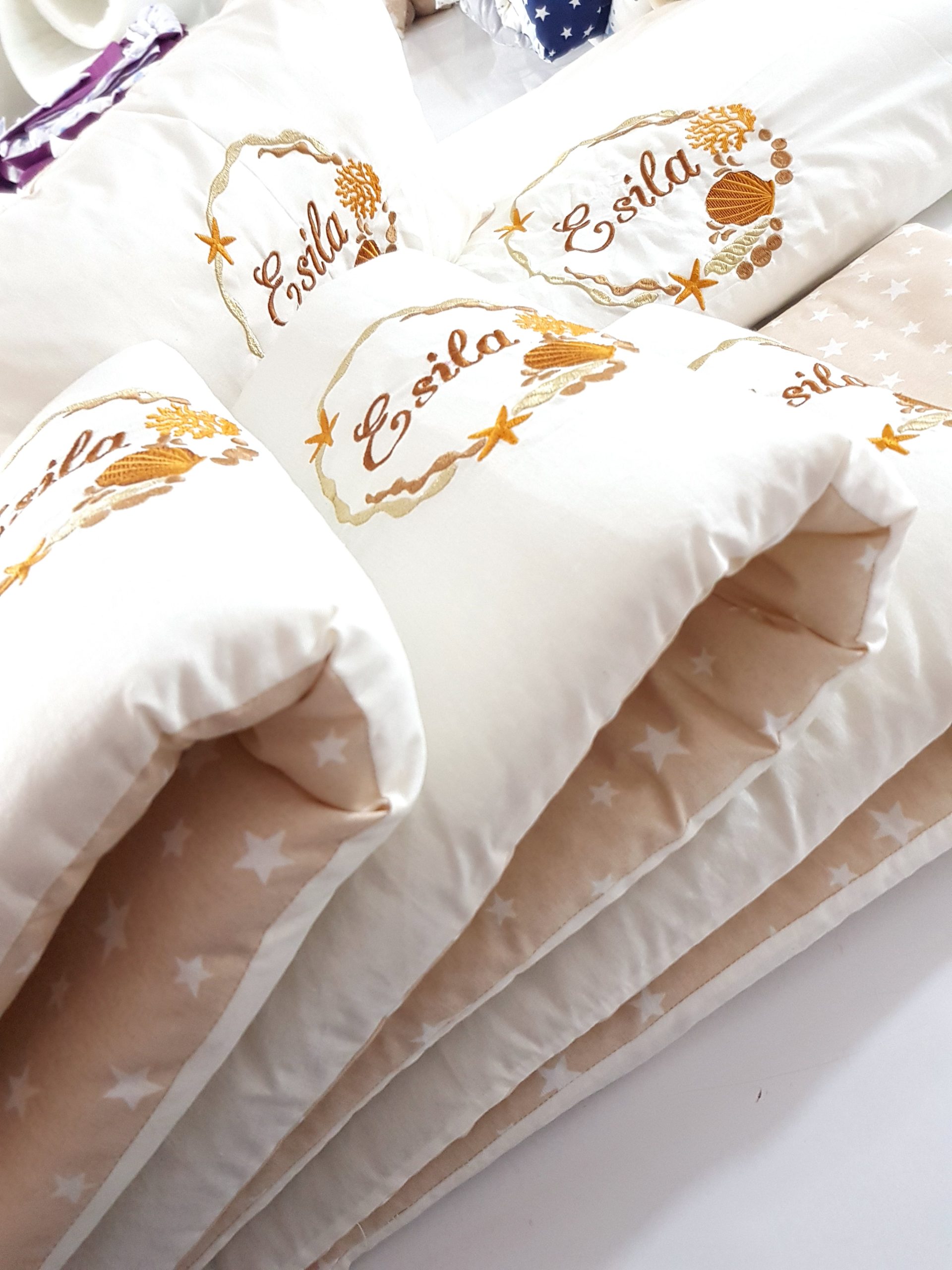 B11_Nakışlı_Uyku_Seti_Deniz_Kabuğu_Motifi_Yorgan_Yastık_Beşik_Yan_Koruma_(13) Bebek Odası , Çocuk Odası , Bebek Uyku Seti , Çocuk Uyku Seti , Bebek İsimli Kişiye Özel , Nakışlı Bebek Uyku Seti , İsme Özel Nakışlı Uyku Seti , Bebek İsimli Uyku Seti , Nakışlı Uyku Seti , Yorgan, Çarşaf, Yastık, Nevresim Takımı, Nevresim Seti , Beşik Yan Koruma, Beşik Kenar Korumalık , Lüks Cibinlik , Cibinlik Aparatı , Park Beşik , Mobilya Beşik , Sepet Beşik , Uyku Arkadaşı Yastık , Ay Bulut Yıldız Süs Yastıkları , Nakışlı bebek uyku setleri , Bebek uyku seti , Bebek odası dekorasyonu , Pamuklu bebek uyku seti , Çift yönlü bebek uyku seti , Nakış işlemeli bebek yastığı , Bebek cibinliği