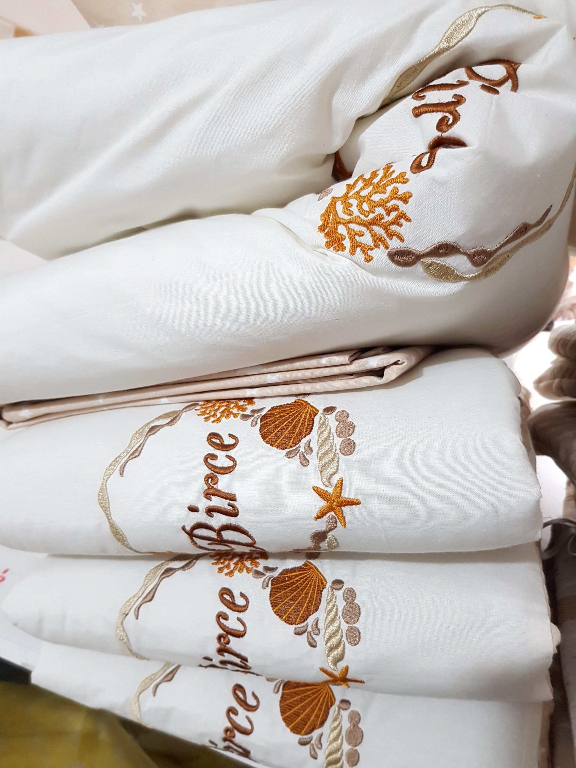 B11_Nakışlı_Uyku_Seti_Deniz_Kabuğu_Motifi_Yorgan_Yastık_Beşik_Yan_Koruma_(14) Bebek Odası , Çocuk Odası , Bebek Uyku Seti , Çocuk Uyku Seti , Bebek İsimli Kişiye Özel , Nakışlı Bebek Uyku Seti , İsme Özel Nakışlı Uyku Seti , Bebek İsimli Uyku Seti , Nakışlı Uyku Seti , Yorgan, Çarşaf, Yastık, Nevresim Takımı, Nevresim Seti , Beşik Yan Koruma, Beşik Kenar Korumalık , Lüks Cibinlik , Cibinlik Aparatı , Park Beşik , Mobilya Beşik , Sepet Beşik , Uyku Arkadaşı Yastık , Ay Bulut Yıldız Süs Yastıkları , Nakışlı bebek uyku setleri , Bebek uyku seti , Bebek odası dekorasyonu , Pamuklu bebek uyku seti , Çift yönlü bebek uyku seti , Nakış işlemeli bebek yastığı , Bebek cibinliği