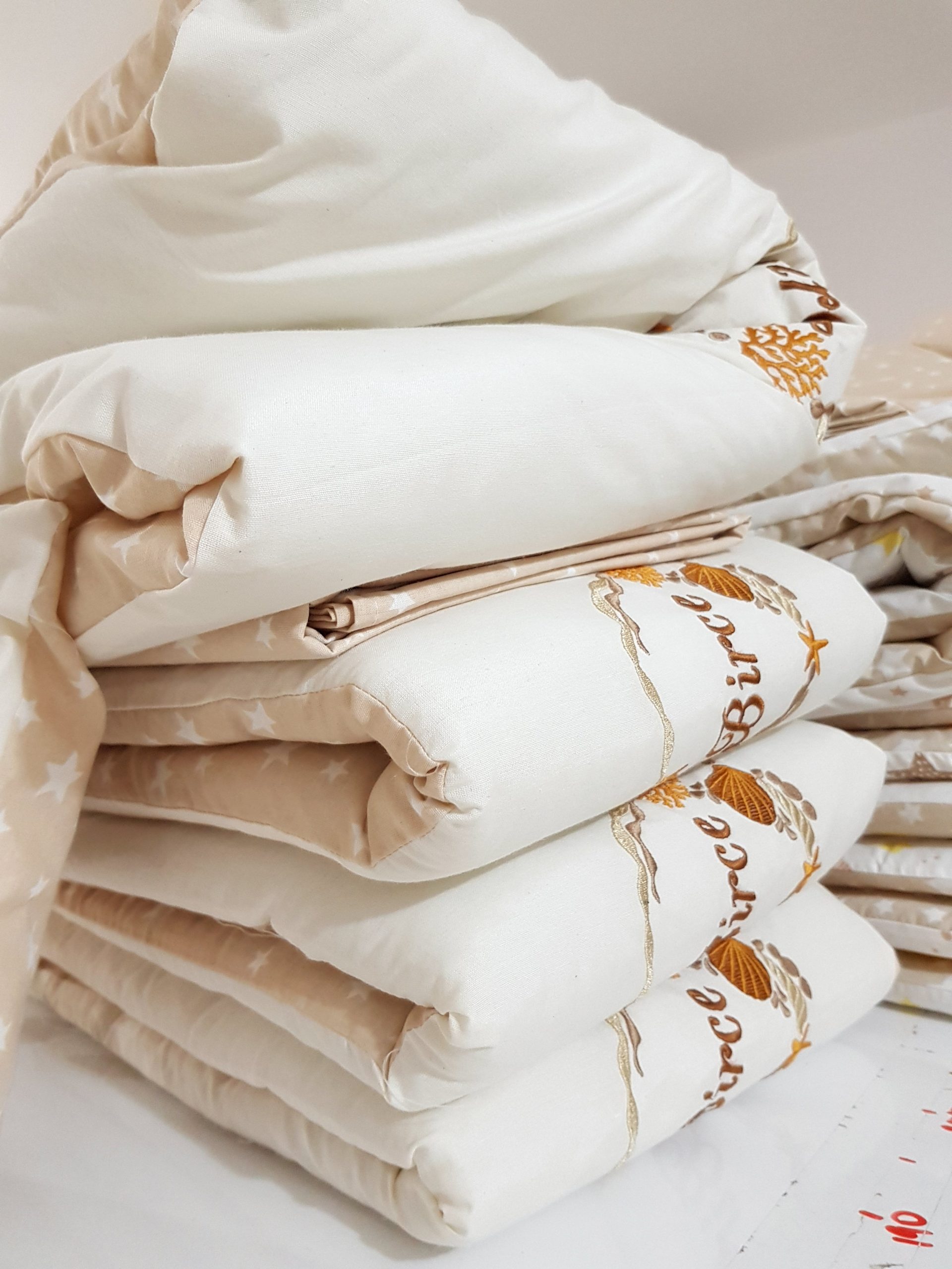 B11_Nakışlı_Uyku_Seti_Deniz_Kabuğu_Motifi_Yorgan_Yastık_Beşik_Yan_Koruma_(15) Bebek Odası , Çocuk Odası , Bebek Uyku Seti , Çocuk Uyku Seti , Bebek İsimli Kişiye Özel , Nakışlı Bebek Uyku Seti , İsme Özel Nakışlı Uyku Seti , Bebek İsimli Uyku Seti , Nakışlı Uyku Seti , Yorgan, Çarşaf, Yastık, Nevresim Takımı, Nevresim Seti , Beşik Yan Koruma, Beşik Kenar Korumalık , Lüks Cibinlik , Cibinlik Aparatı , Park Beşik , Mobilya Beşik , Sepet Beşik , Uyku Arkadaşı Yastık , Ay Bulut Yıldız Süs Yastıkları , Nakışlı bebek uyku setleri , Bebek uyku seti , Bebek odası dekorasyonu , Pamuklu bebek uyku seti , Çift yönlü bebek uyku seti , Nakış işlemeli bebek yastığı , Bebek cibinliği