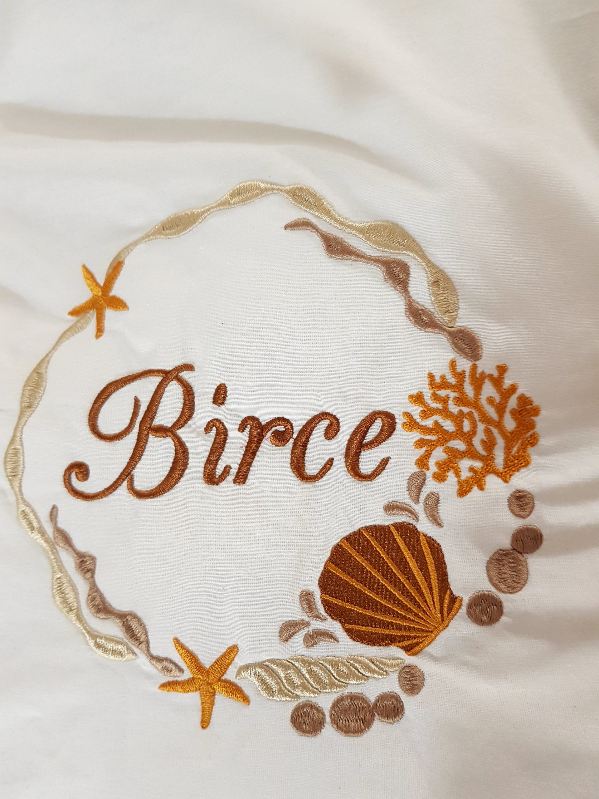 B11_Nakışlı_Uyku_Seti_Deniz_Kabuğu_Motifi_Yorgan_Yastık_Beşik_Yan_Koruma_(16) Bebek Odası , Çocuk Odası , Bebek Uyku Seti , Çocuk Uyku Seti , Bebek İsimli Kişiye Özel , Nakışlı Bebek Uyku Seti , İsme Özel Nakışlı Uyku Seti , Bebek İsimli Uyku Seti , Nakışlı Uyku Seti , Yorgan, Çarşaf, Yastık, Nevresim Takımı, Nevresim Seti , Beşik Yan Koruma, Beşik Kenar Korumalık , Lüks Cibinlik , Cibinlik Aparatı , Park Beşik , Mobilya Beşik , Sepet Beşik , Uyku Arkadaşı Yastık , Ay Bulut Yıldız Süs Yastıkları , Nakışlı bebek uyku setleri , Bebek uyku seti , Bebek odası dekorasyonu , Pamuklu bebek uyku seti , Çift yönlü bebek uyku seti , Nakış işlemeli bebek yastığı , Bebek cibinliği