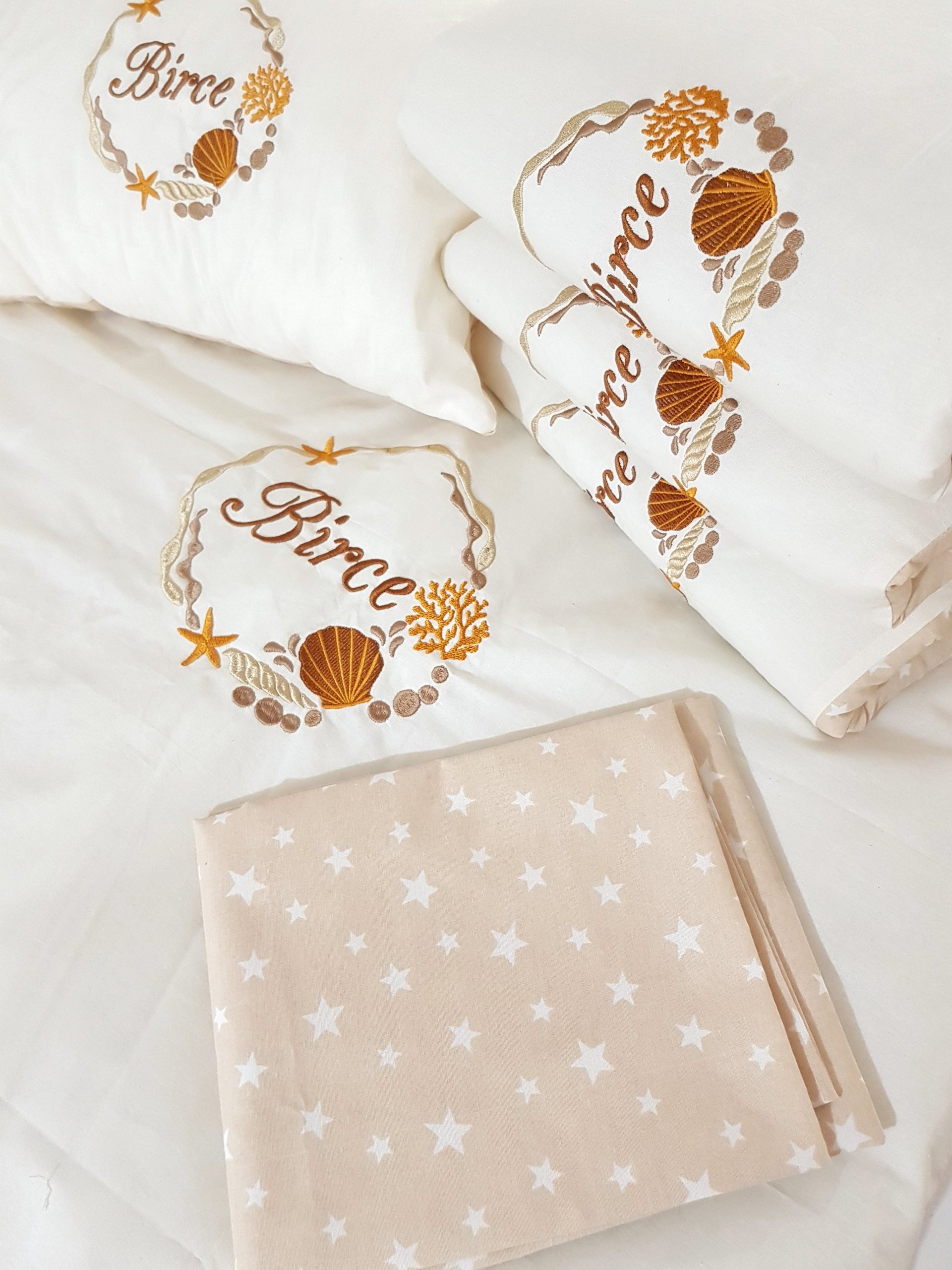 B11_Nakışlı_Uyku_Seti_Deniz_Kabuğu_Motifi_Yorgan_Yastık_Beşik_Yan_Koruma_(19) Bebek Odası , Çocuk Odası , Bebek Uyku Seti , Çocuk Uyku Seti , Bebek İsimli Kişiye Özel , Nakışlı Bebek Uyku Seti , İsme Özel Nakışlı Uyku Seti , Bebek İsimli Uyku Seti , Nakışlı Uyku Seti , Yorgan, Çarşaf, Yastık, Nevresim Takımı, Nevresim Seti , Beşik Yan Koruma, Beşik Kenar Korumalık , Lüks Cibinlik , Cibinlik Aparatı , Park Beşik , Mobilya Beşik , Sepet Beşik , Uyku Arkadaşı Yastık , Ay Bulut Yıldız Süs Yastıkları , Nakışlı bebek uyku setleri , Bebek uyku seti , Bebek odası dekorasyonu , Pamuklu bebek uyku seti , Çift yönlü bebek uyku seti , Nakış işlemeli bebek yastığı , Bebek cibinliği