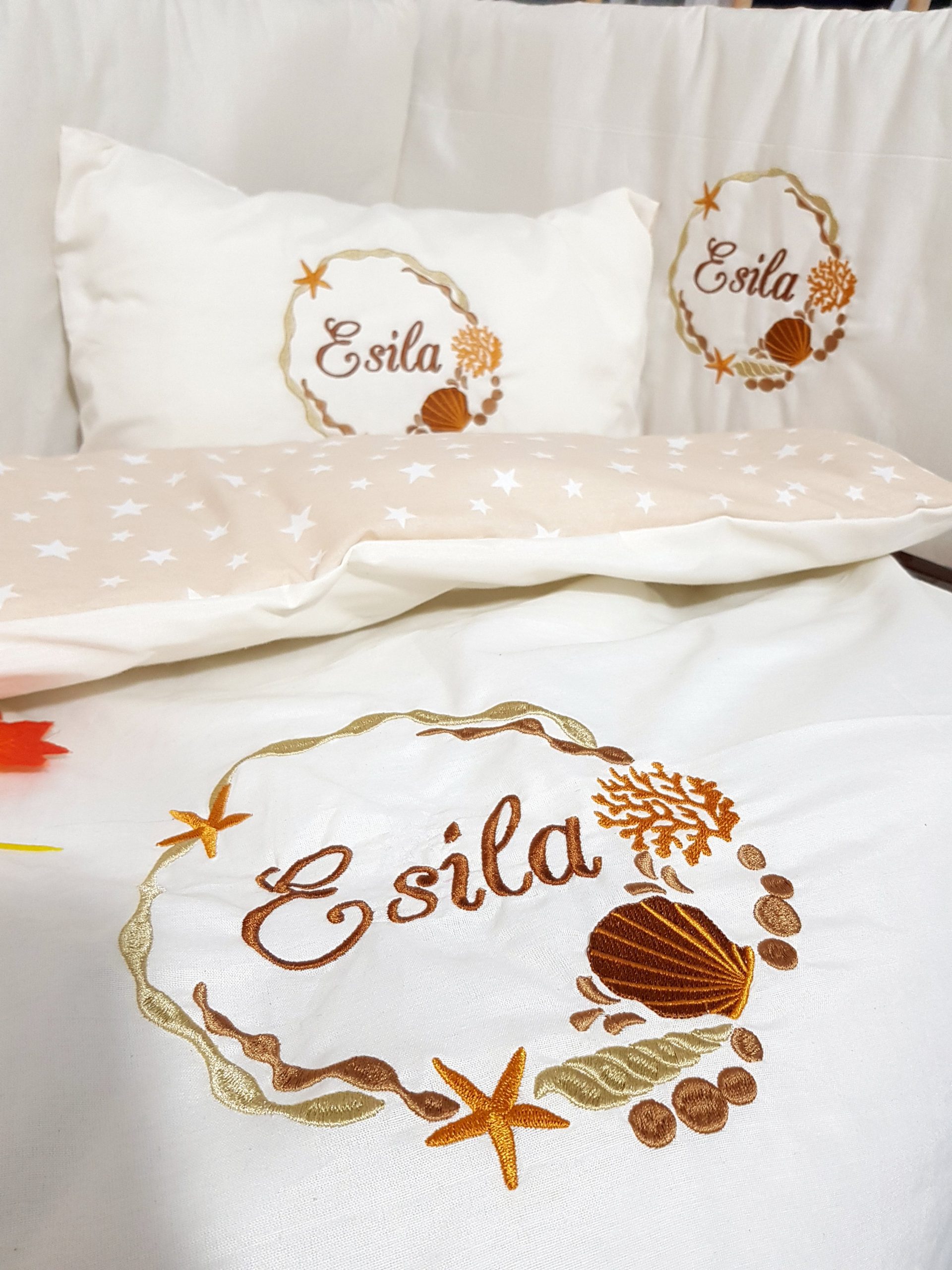 B11_Nakışlı_Uyku_Seti_Deniz_Kabuğu_Motifi_Yorgan_Yastık_Beşik_Yan_Koruma_(2) Bebek Odası , Çocuk Odası , Bebek Uyku Seti , Çocuk Uyku Seti , Bebek İsimli Kişiye Özel , Nakışlı Bebek Uyku Seti , İsme Özel Nakışlı Uyku Seti , Bebek İsimli Uyku Seti , Nakışlı Uyku Seti , Yorgan, Çarşaf, Yastık, Nevresim Takımı, Nevresim Seti , Beşik Yan Koruma, Beşik Kenar Korumalık , Lüks Cibinlik , Cibinlik Aparatı , Park Beşik , Mobilya Beşik , Sepet Beşik , Uyku Arkadaşı Yastık , Ay Bulut Yıldız Süs Yastıkları , Nakışlı bebek uyku setleri , Bebek uyku seti , Bebek odası dekorasyonu , Pamuklu bebek uyku seti , Çift yönlü bebek uyku seti , Nakış işlemeli bebek yastığı , Bebek cibinliği