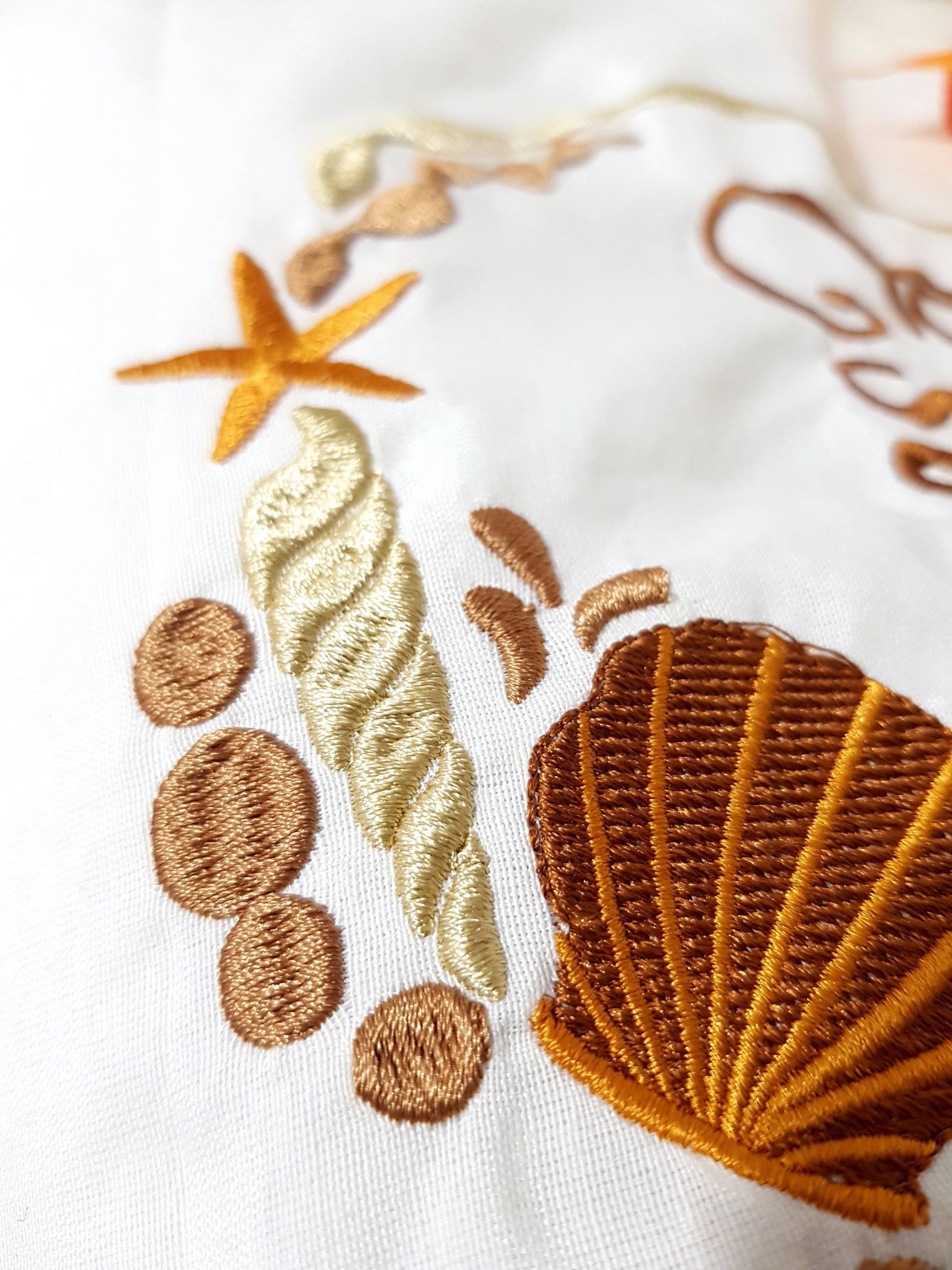 B11_Nakışlı_Uyku_Seti_Deniz_Kabuğu_Motifi_Yorgan_Yastık_Beşik_Yan_Koruma_(5) Bebek Odası , Çocuk Odası , Bebek Uyku Seti , Çocuk Uyku Seti , Bebek İsimli Kişiye Özel , Nakışlı Bebek Uyku Seti , İsme Özel Nakışlı Uyku Seti , Bebek İsimli Uyku Seti , Nakışlı Uyku Seti , Yorgan, Çarşaf, Yastık, Nevresim Takımı, Nevresim Seti , Beşik Yan Koruma, Beşik Kenar Korumalık , Lüks Cibinlik , Cibinlik Aparatı , Park Beşik , Mobilya Beşik , Sepet Beşik , Uyku Arkadaşı Yastık , Ay Bulut Yıldız Süs Yastıkları , Nakışlı bebek uyku setleri , Bebek uyku seti , Bebek odası dekorasyonu , Pamuklu bebek uyku seti , Çift yönlü bebek uyku seti , Nakış işlemeli bebek yastığı , Bebek cibinliği