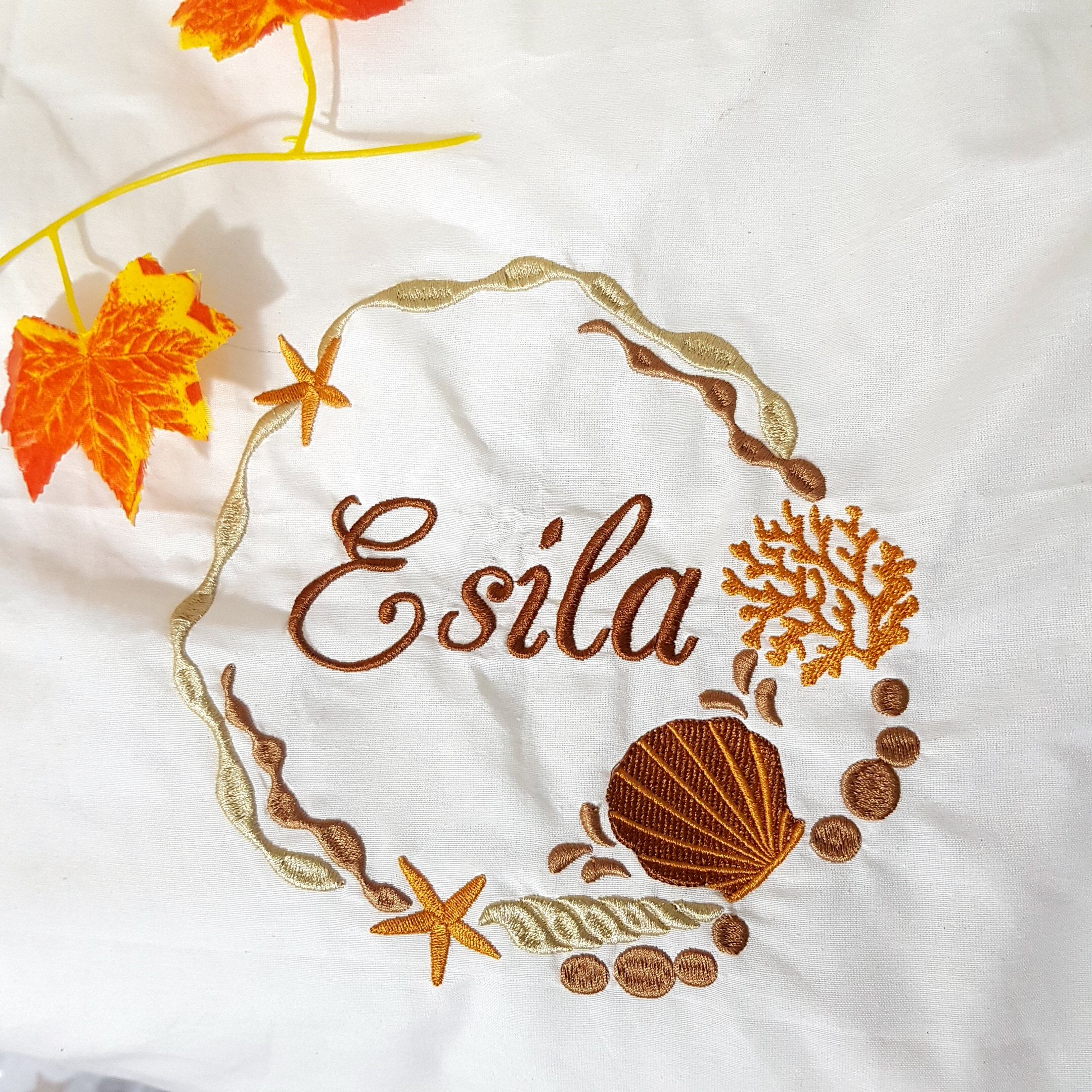 B11_Nakışlı_Uyku_Seti_Deniz_Kabuğu_Motifi_Yorgan_Yastık_Beşik_Yan_Koruma_(6) Bebek Odası , Çocuk Odası , Bebek Uyku Seti , Çocuk Uyku Seti , Bebek İsimli Kişiye Özel , Nakışlı Bebek Uyku Seti , İsme Özel Nakışlı Uyku Seti , Bebek İsimli Uyku Seti , Nakışlı Uyku Seti , Yorgan, Çarşaf, Yastık, Nevresim Takımı, Nevresim Seti , Beşik Yan Koruma, Beşik Kenar Korumalık , Lüks Cibinlik , Cibinlik Aparatı , Park Beşik , Mobilya Beşik , Sepet Beşik , Uyku Arkadaşı Yastık , Ay Bulut Yıldız Süs Yastıkları , Nakışlı bebek uyku setleri , Bebek uyku seti , Bebek odası dekorasyonu , Pamuklu bebek uyku seti , Çift yönlü bebek uyku seti , Nakış işlemeli bebek yastığı , Bebek cibinliği