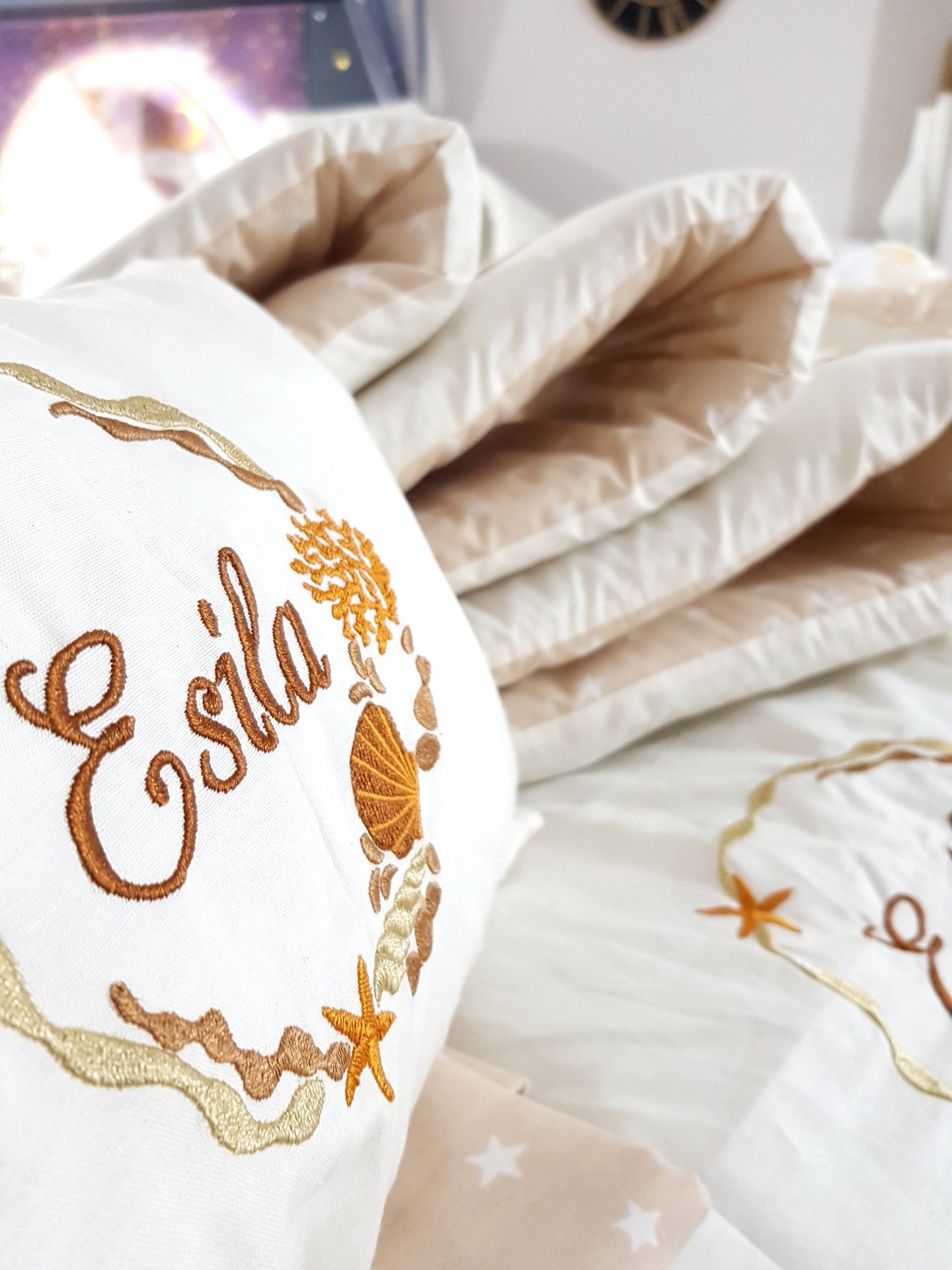 B11_Nakışlı_Uyku_Seti_Deniz_Kabuğu_Motifi_Yorgan_Yastık_Beşik_Yan_Koruma_(9) Bebek Odası , Çocuk Odası , Bebek Uyku Seti , Çocuk Uyku Seti , Bebek İsimli Kişiye Özel , Nakışlı Bebek Uyku Seti , İsme Özel Nakışlı Uyku Seti , Bebek İsimli Uyku Seti , Nakışlı Uyku Seti , Yorgan, Çarşaf, Yastık, Nevresim Takımı, Nevresim Seti , Beşik Yan Koruma, Beşik Kenar Korumalık , Lüks Cibinlik , Cibinlik Aparatı , Park Beşik , Mobilya Beşik , Sepet Beşik , Uyku Arkadaşı Yastık , Ay Bulut Yıldız Süs Yastıkları , Nakışlı bebek uyku setleri , Bebek uyku seti , Bebek odası dekorasyonu , Pamuklu bebek uyku seti , Çift yönlü bebek uyku seti , Nakış işlemeli bebek yastığı , Bebek cibinliği