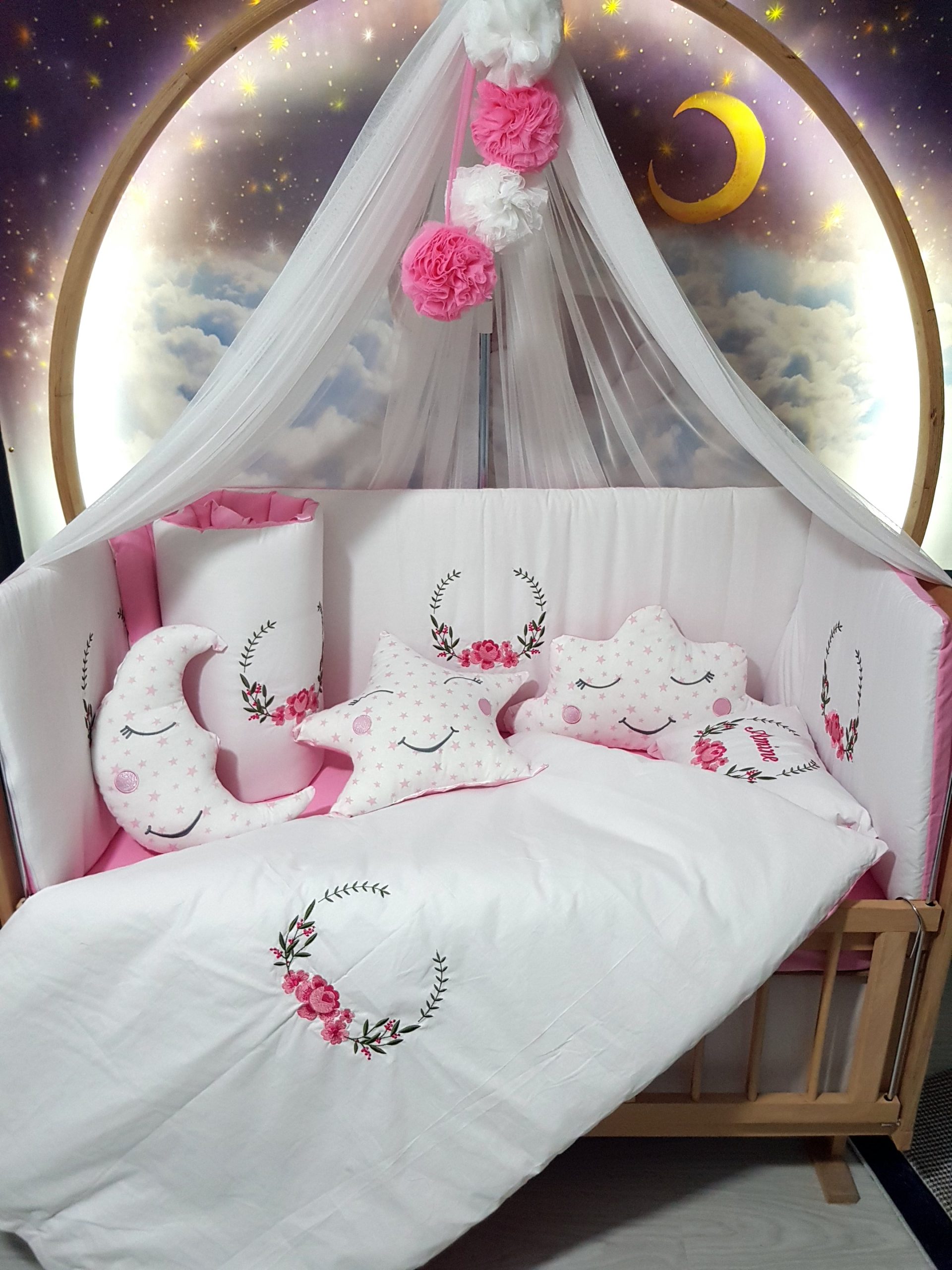 C10_Nakışlı_Uyku_Seti_Bebek_İsimli_Yorgan_Yastık_Kenar_Koruma_(1) Bebek uyku seti, Bebek odası dekorasyonu, Pamuklu bebek uyku seti, Çift yönlü bebek uyku seti, Nakış işlemeli bebek yastığı, Bebek cibinliği, Bebek Odası, Çocuk Odası, Bebek Uyku Seti, Çocuk Uyku Seti, Bebek İsimli Kişiye Özel, Nakışlı Bebek Uyku Seti, İsme Özel Nakışlı Uyku Seti, Bebek İsimli Uyku Seti, Nakışlı Uyku Seti, Yorgan, Çarşaf, Yastık, Nevresim Takımı, Nevresim Seti, Beşik Yan Koruma, Beşik Kenar Korumalık, Lüks Cibinlik, Cibinlik Aparatı, Park Beşik, Mobilya Beşik, Sepet Beşik, Uyku Arkadaşı Yastık, Ay Bulut Yıldız Süs Yastıkları, Nakışlı bebek uyku setleri, Nakışlı Sosis Yastık