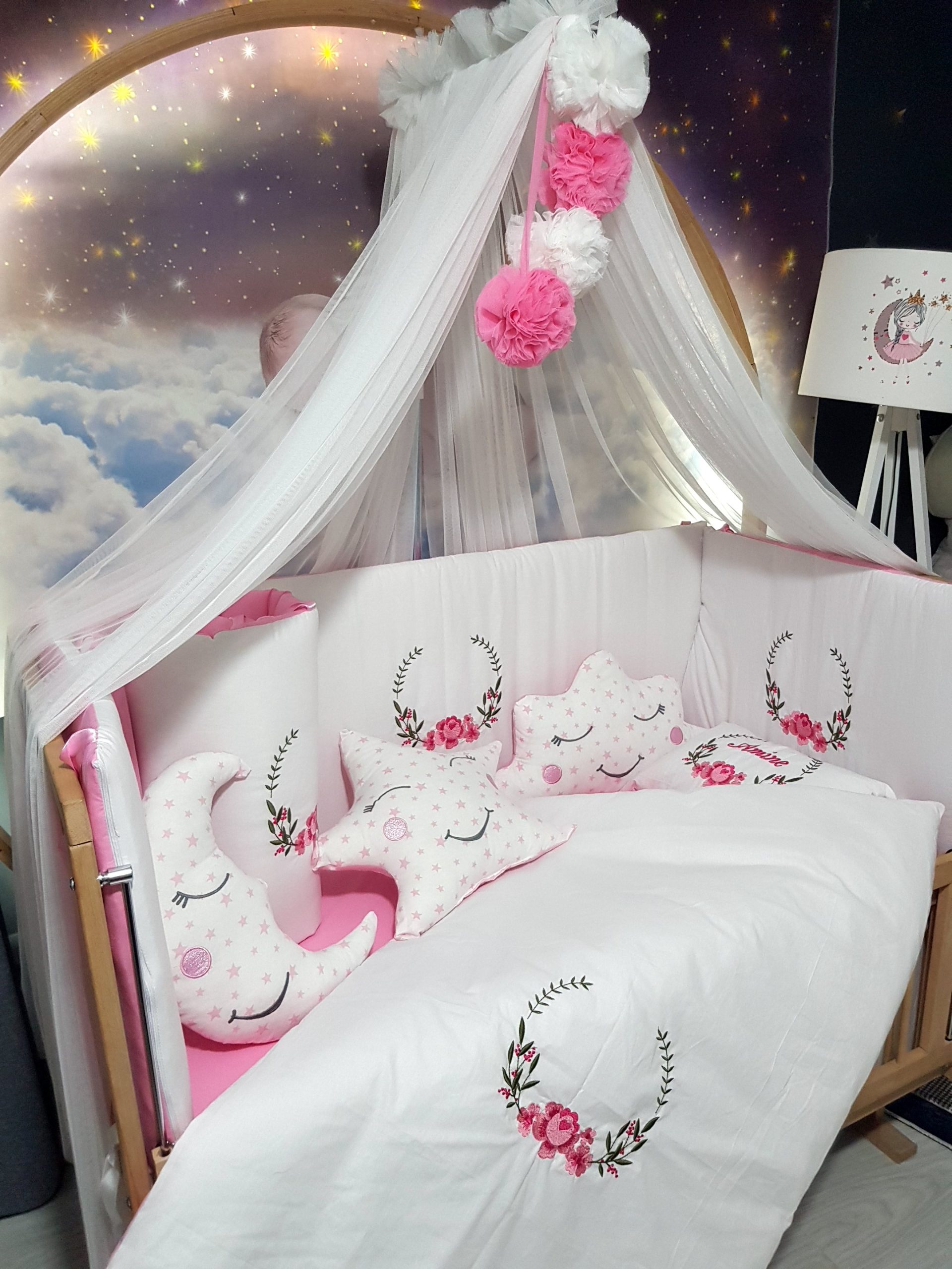 C10_Nakışlı_Uyku_Seti_Bebek_İsimli_Yorgan_Yastık_Kenar_Koruma_(2) Bebek uyku seti, Bebek odası dekorasyonu, Pamuklu bebek uyku seti, Çift yönlü bebek uyku seti, Nakış işlemeli bebek yastığı, Bebek cibinliği, Bebek Odası, Çocuk Odası, Bebek Uyku Seti, Çocuk Uyku Seti, Bebek İsimli Kişiye Özel, Nakışlı Bebek Uyku Seti, İsme Özel Nakışlı Uyku Seti, Bebek İsimli Uyku Seti, Nakışlı Uyku Seti, Yorgan, Çarşaf, Yastık, Nevresim Takımı, Nevresim Seti, Beşik Yan Koruma, Beşik Kenar Korumalık, Lüks Cibinlik, Cibinlik Aparatı, Park Beşik, Mobilya Beşik, Sepet Beşik, Uyku Arkadaşı Yastık, Ay Bulut Yıldız Süs Yastıkları, Nakışlı bebek uyku setleri, Nakışlı Sosis Yastık