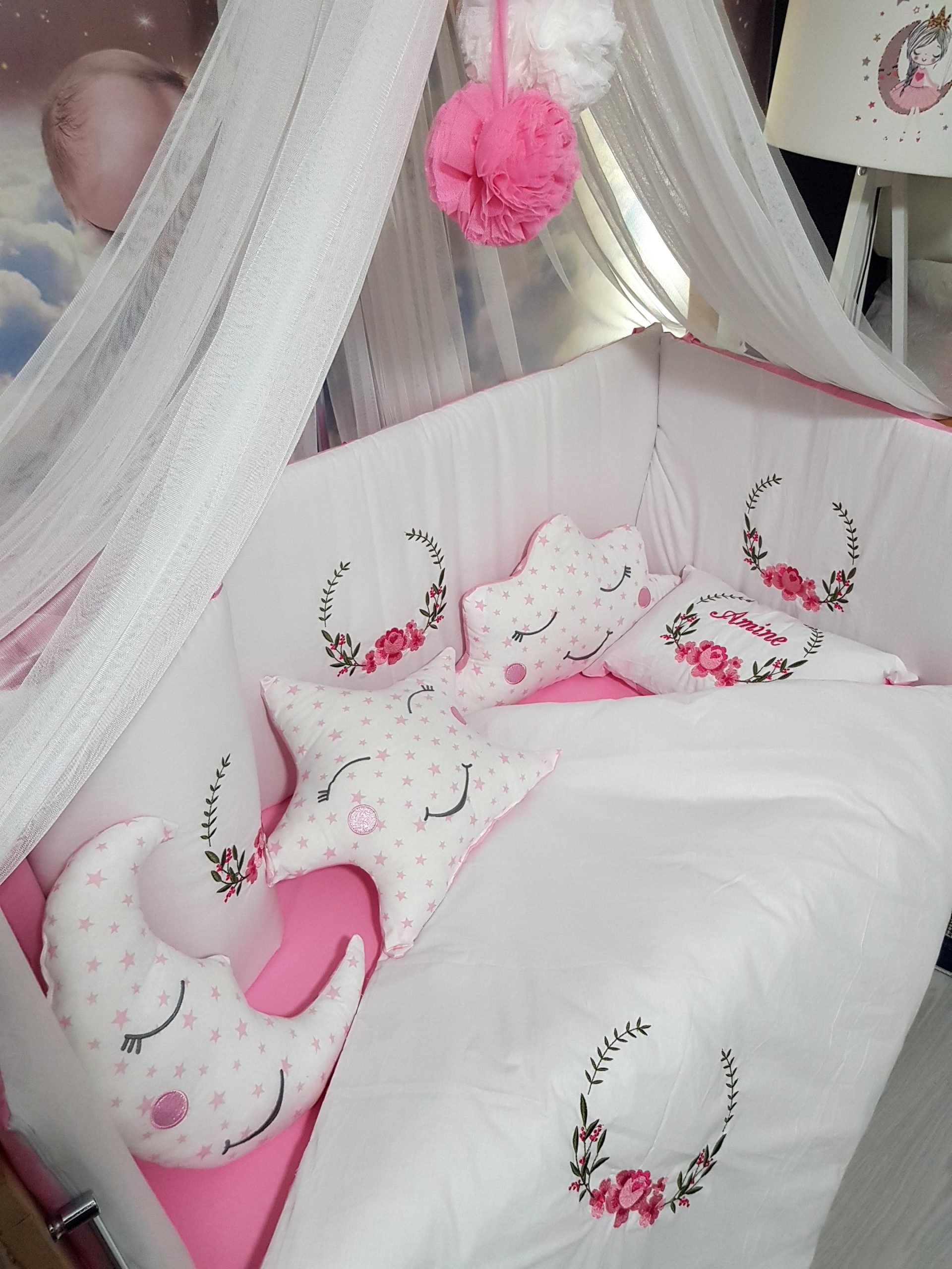 C10_Nakışlı_Uyku_Seti_Bebek_İsimli_Yorgan_Yastık_Kenar_Koruma_(3) Bebek uyku seti, Bebek odası dekorasyonu, Pamuklu bebek uyku seti, Çift yönlü bebek uyku seti, Nakış işlemeli bebek yastığı, Bebek cibinliği, Bebek Odası, Çocuk Odası, Bebek Uyku Seti, Çocuk Uyku Seti, Bebek İsimli Kişiye Özel, Nakışlı Bebek Uyku Seti, İsme Özel Nakışlı Uyku Seti, Bebek İsimli Uyku Seti, Nakışlı Uyku Seti, Yorgan, Çarşaf, Yastık, Nevresim Takımı, Nevresim Seti, Beşik Yan Koruma, Beşik Kenar Korumalık, Lüks Cibinlik, Cibinlik Aparatı, Park Beşik, Mobilya Beşik, Sepet Beşik, Uyku Arkadaşı Yastık, Ay Bulut Yıldız Süs Yastıkları, Nakışlı bebek uyku setleri, Nakışlı Sosis Yastık