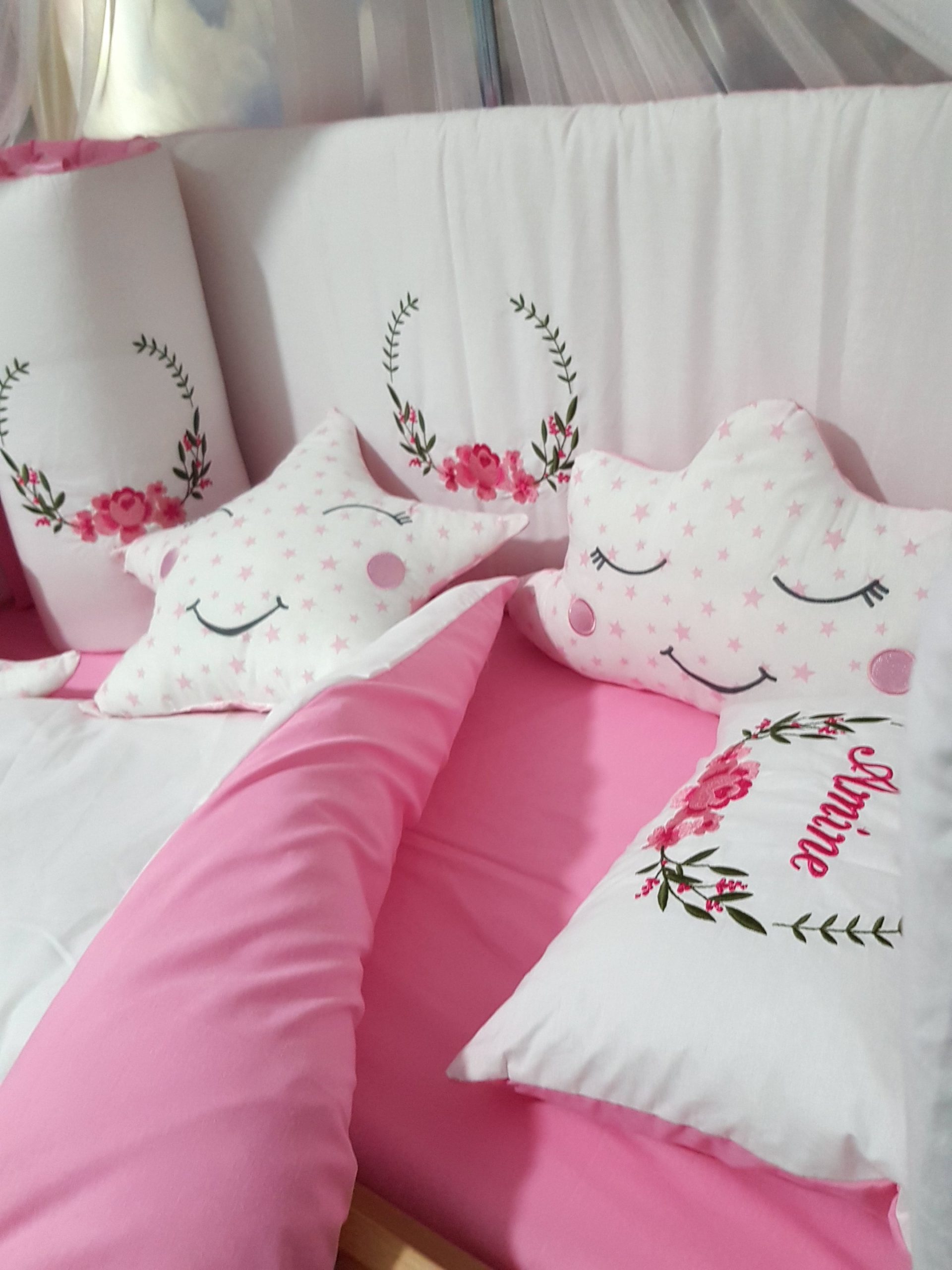 C10_Nakışlı_Uyku_Seti_Bebek_İsimli_Yorgan_Yastık_Kenar_Koruma_(4) Bebek uyku seti, Bebek odası dekorasyonu, Pamuklu bebek uyku seti, Çift yönlü bebek uyku seti, Nakış işlemeli bebek yastığı, Bebek cibinliği, Bebek Odası, Çocuk Odası, Bebek Uyku Seti, Çocuk Uyku Seti, Bebek İsimli Kişiye Özel, Nakışlı Bebek Uyku Seti, İsme Özel Nakışlı Uyku Seti, Bebek İsimli Uyku Seti, Nakışlı Uyku Seti, Yorgan, Çarşaf, Yastık, Nevresim Takımı, Nevresim Seti, Beşik Yan Koruma, Beşik Kenar Korumalık, Lüks Cibinlik, Cibinlik Aparatı, Park Beşik, Mobilya Beşik, Sepet Beşik, Uyku Arkadaşı Yastık, Ay Bulut Yıldız Süs Yastıkları, Nakışlı bebek uyku setleri, Nakışlı Sosis Yastık