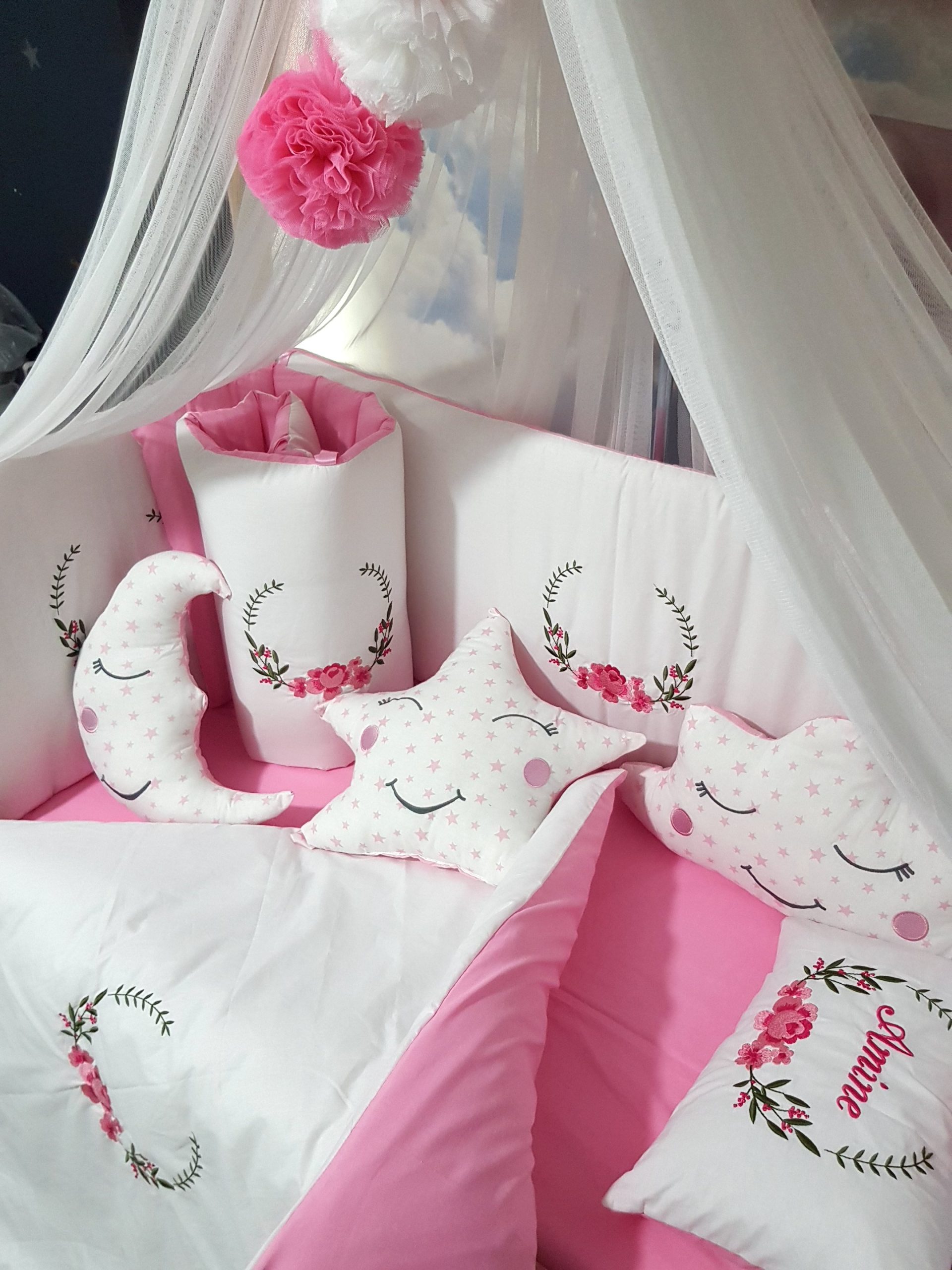 C10_Nakışlı_Uyku_Seti_Bebek_İsimli_Yorgan_Yastık_Kenar_Koruma_(5) Bebek uyku seti, Bebek odası dekorasyonu, Pamuklu bebek uyku seti, Çift yönlü bebek uyku seti, Nakış işlemeli bebek yastığı, Bebek cibinliği, Bebek Odası, Çocuk Odası, Bebek Uyku Seti, Çocuk Uyku Seti, Bebek İsimli Kişiye Özel, Nakışlı Bebek Uyku Seti, İsme Özel Nakışlı Uyku Seti, Bebek İsimli Uyku Seti, Nakışlı Uyku Seti, Yorgan, Çarşaf, Yastık, Nevresim Takımı, Nevresim Seti, Beşik Yan Koruma, Beşik Kenar Korumalık, Lüks Cibinlik, Cibinlik Aparatı, Park Beşik, Mobilya Beşik, Sepet Beşik, Uyku Arkadaşı Yastık, Ay Bulut Yıldız Süs Yastıkları, Nakışlı bebek uyku setleri, Nakışlı Sosis Yastık
