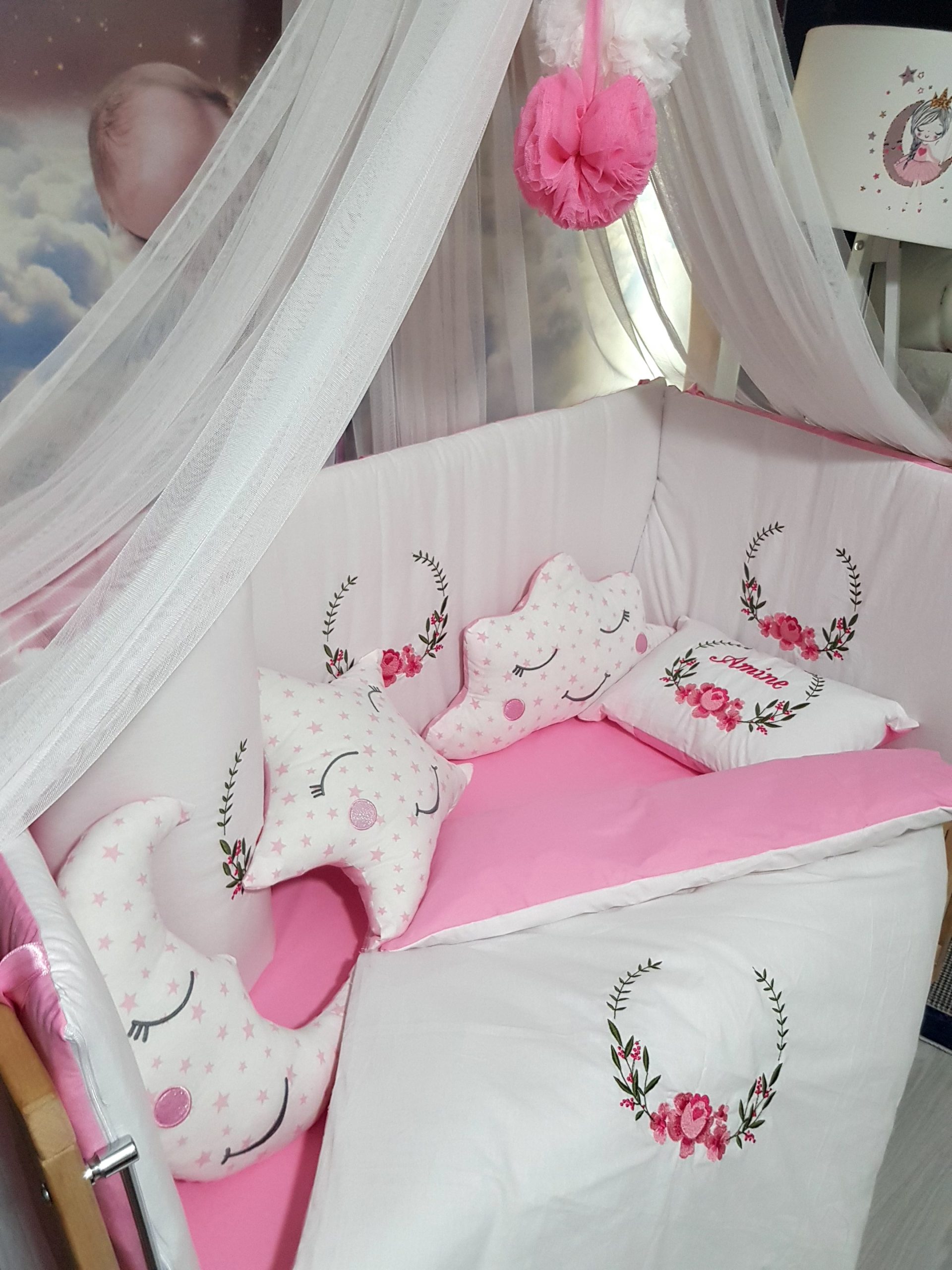C10_Nakışlı_Uyku_Seti_Bebek_İsimli_Yorgan_Yastık_Kenar_Koruma_(6) Bebek uyku seti, Bebek odası dekorasyonu, Pamuklu bebek uyku seti, Çift yönlü bebek uyku seti, Nakış işlemeli bebek yastığı, Bebek cibinliği, Bebek Odası, Çocuk Odası, Bebek Uyku Seti, Çocuk Uyku Seti, Bebek İsimli Kişiye Özel, Nakışlı Bebek Uyku Seti, İsme Özel Nakışlı Uyku Seti, Bebek İsimli Uyku Seti, Nakışlı Uyku Seti, Yorgan, Çarşaf, Yastık, Nevresim Takımı, Nevresim Seti, Beşik Yan Koruma, Beşik Kenar Korumalık, Lüks Cibinlik, Cibinlik Aparatı, Park Beşik, Mobilya Beşik, Sepet Beşik, Uyku Arkadaşı Yastık, Ay Bulut Yıldız Süs Yastıkları, Nakışlı bebek uyku setleri, Nakışlı Sosis Yastık