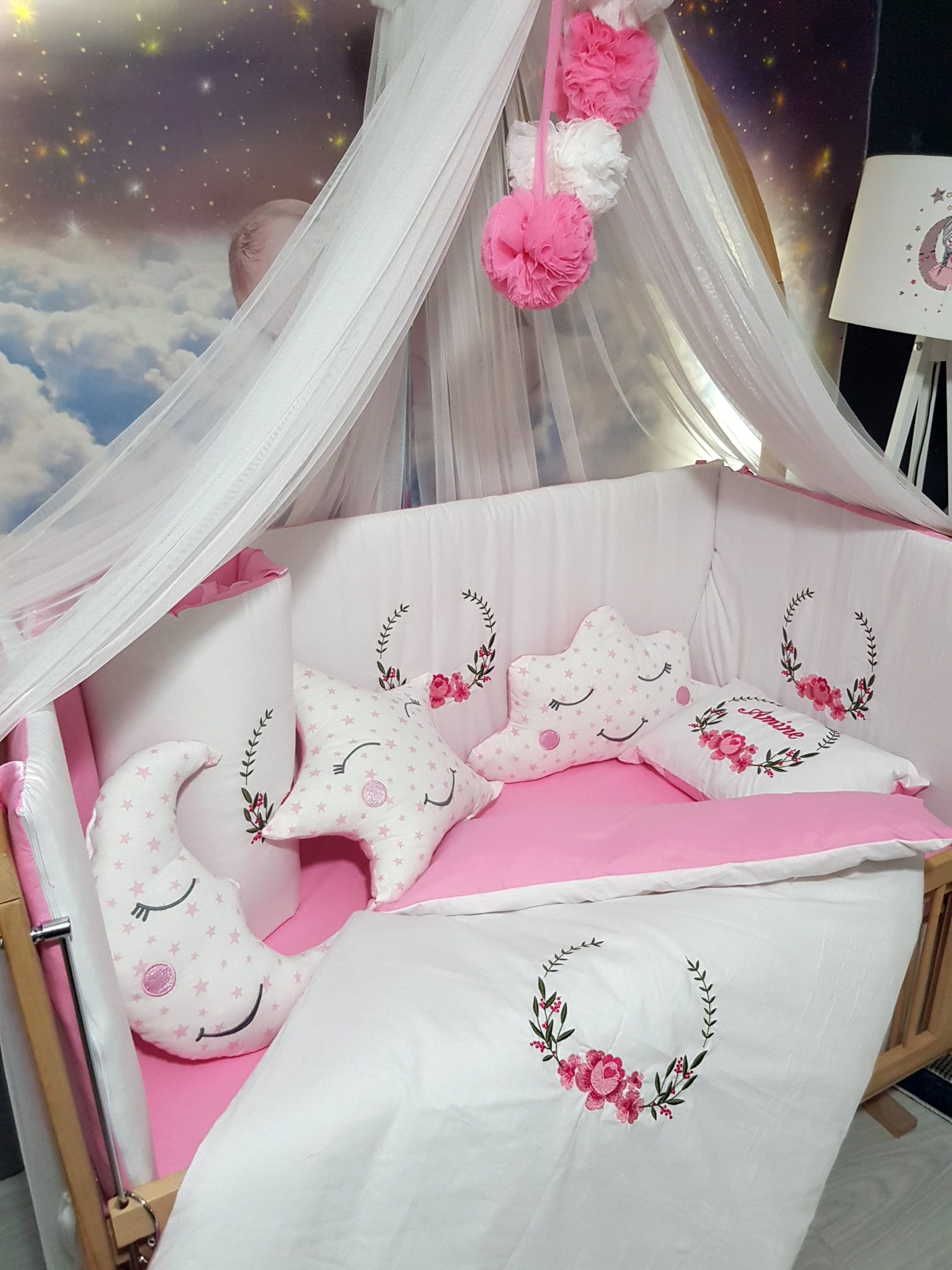 C10_Nakışlı_Uyku_Seti_Bebek_İsimli_Yorgan_Yastık_Kenar_Koruma_(7) Bebek uyku seti, Bebek odası dekorasyonu, Pamuklu bebek uyku seti, Çift yönlü bebek uyku seti, Nakış işlemeli bebek yastığı, Bebek cibinliği, Bebek Odası, Çocuk Odası, Bebek Uyku Seti, Çocuk Uyku Seti, Bebek İsimli Kişiye Özel, Nakışlı Bebek Uyku Seti, İsme Özel Nakışlı Uyku Seti, Bebek İsimli Uyku Seti, Nakışlı Uyku Seti, Yorgan, Çarşaf, Yastık, Nevresim Takımı, Nevresim Seti, Beşik Yan Koruma, Beşik Kenar Korumalık, Lüks Cibinlik, Cibinlik Aparatı, Park Beşik, Mobilya Beşik, Sepet Beşik, Uyku Arkadaşı Yastık, Ay Bulut Yıldız Süs Yastıkları, Nakışlı bebek uyku setleri, Nakışlı Sosis Yastık