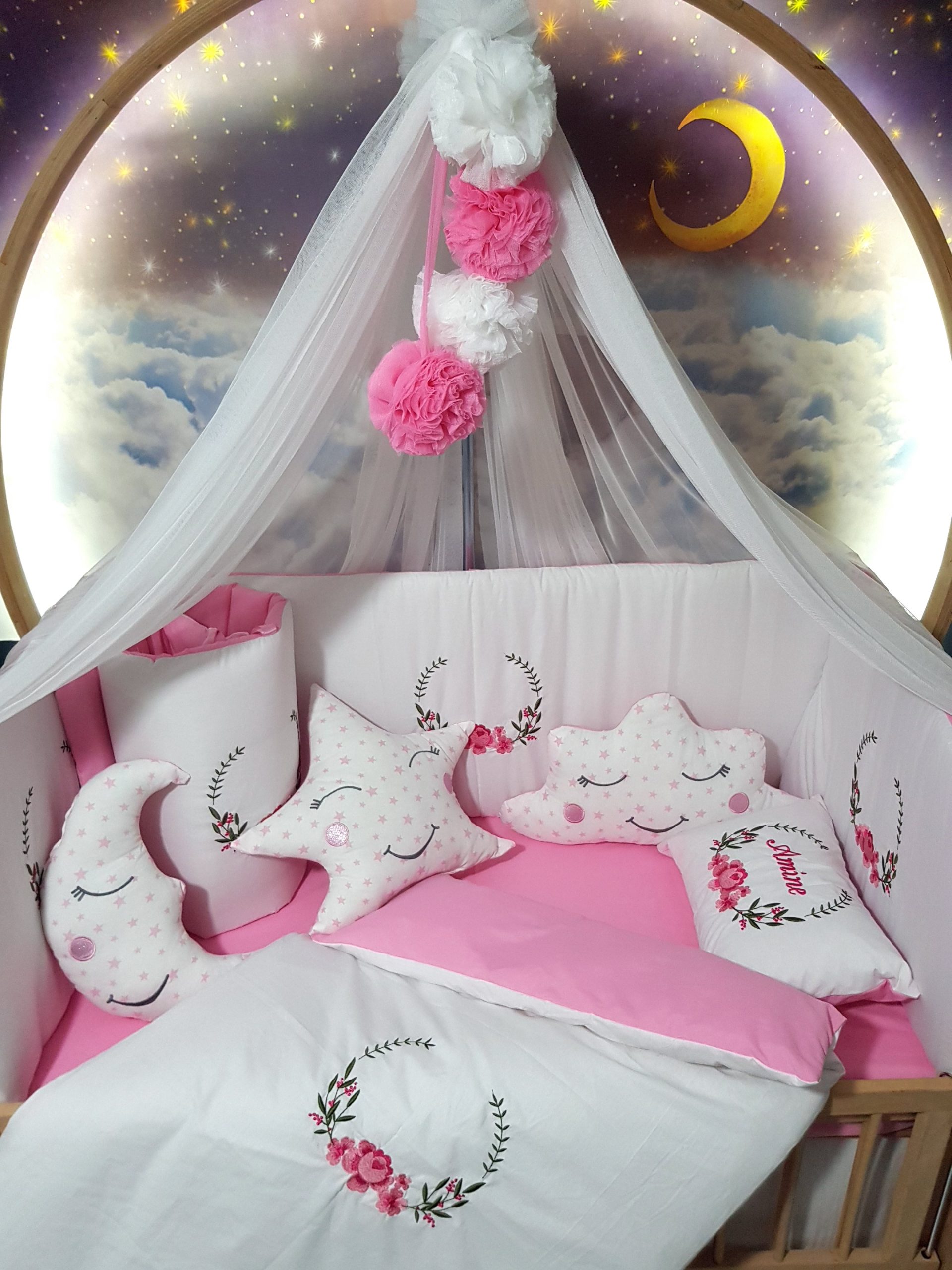 C10_Nakışlı_Uyku_Seti_Bebek_İsimli_Yorgan_Yastık_Kenar_Koruma_(8) Bebek uyku seti, Bebek odası dekorasyonu, Pamuklu bebek uyku seti, Çift yönlü bebek uyku seti, Nakış işlemeli bebek yastığı, Bebek cibinliği, Bebek Odası, Çocuk Odası, Bebek Uyku Seti, Çocuk Uyku Seti, Bebek İsimli Kişiye Özel, Nakışlı Bebek Uyku Seti, İsme Özel Nakışlı Uyku Seti, Bebek İsimli Uyku Seti, Nakışlı Uyku Seti, Yorgan, Çarşaf, Yastık, Nevresim Takımı, Nevresim Seti, Beşik Yan Koruma, Beşik Kenar Korumalık, Lüks Cibinlik, Cibinlik Aparatı, Park Beşik, Mobilya Beşik, Sepet Beşik, Uyku Arkadaşı Yastık, Ay Bulut Yıldız Süs Yastıkları, Nakışlı bebek uyku setleri, Nakışlı Sosis Yastık