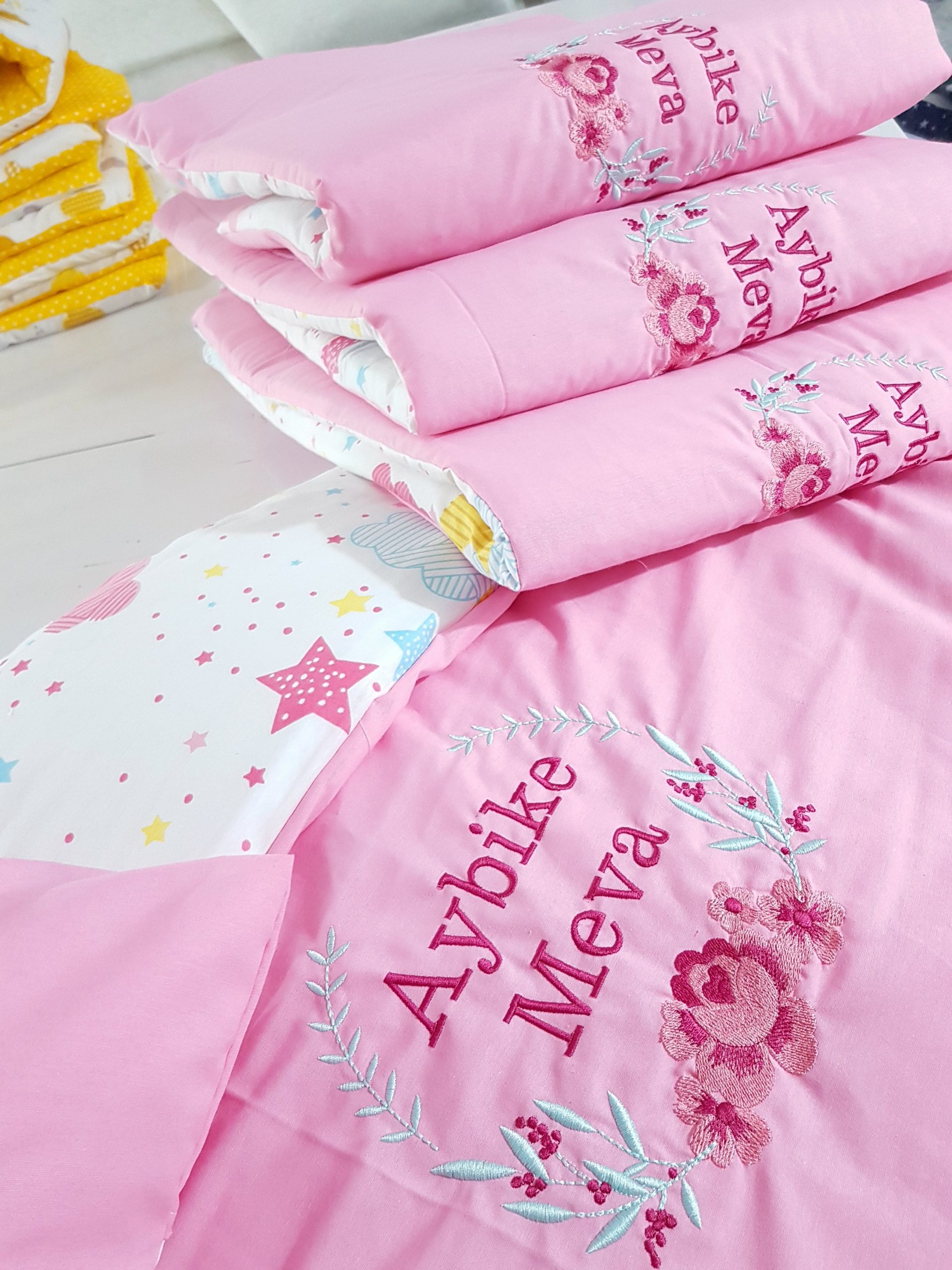 Bebek Odası , Çocuk Odası , Bebek Uyku Seti , Çocuk Uyku Seti , Bebek İsimli Kişiye Özel , Nakışlı Bebek Uyku Seti , İsme Özel Nakışlı Uyku Seti , Bebek İsimli Uyku Seti , Nakışlı Uyku Seti , Yorgan, Çarşaf, Yastık, Nevresim Takımı, Nevresim Seti , Beşik Yan Koruma, Beşik Kenar Korumalık , Lüks Cibinlik , Cibinlik Aparatı , Park Beşik , Mobilya Beşik , Sepet Beşik , Uyku Arkadaşı Yastık , Ay Bulut Yıldız Süs Yastıkları , Nakışlı bebek uyku setleri , Bebek uyku seti , Bebek odası dekorasyonu , Pamuklu bebek uyku seti , Çift yönlü bebek uyku seti , Nakış işlemeli bebek yastığı , Bebek cibinliği