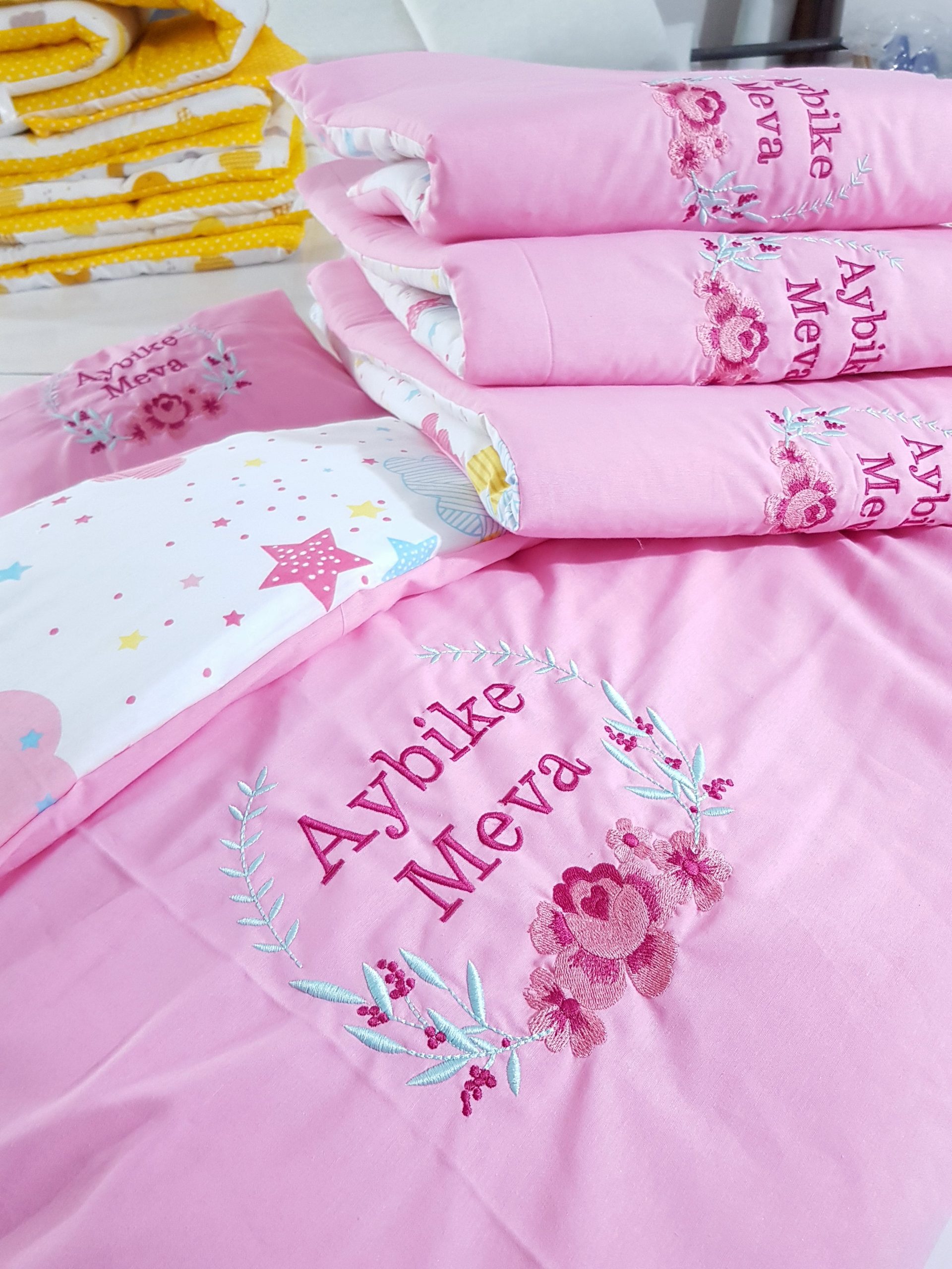 Bebek Odası , Çocuk Odası , Bebek Uyku Seti , Çocuk Uyku Seti , Bebek İsimli Kişiye Özel , Nakışlı Bebek Uyku Seti , İsme Özel Nakışlı Uyku Seti , Bebek İsimli Uyku Seti , Nakışlı Uyku Seti , Yorgan, Çarşaf, Yastık, Nevresim Takımı, Nevresim Seti , Beşik Yan Koruma, Beşik Kenar Korumalık , Lüks Cibinlik , Cibinlik Aparatı , Park Beşik , Mobilya Beşik , Sepet Beşik , Uyku Arkadaşı Yastık , Ay Bulut Yıldız Süs Yastıkları , Nakışlı bebek uyku setleri , Bebek uyku seti , Bebek odası dekorasyonu , Pamuklu bebek uyku seti , Çift yönlü bebek uyku seti , Nakış işlemeli bebek yastığı , Bebek cibinliği