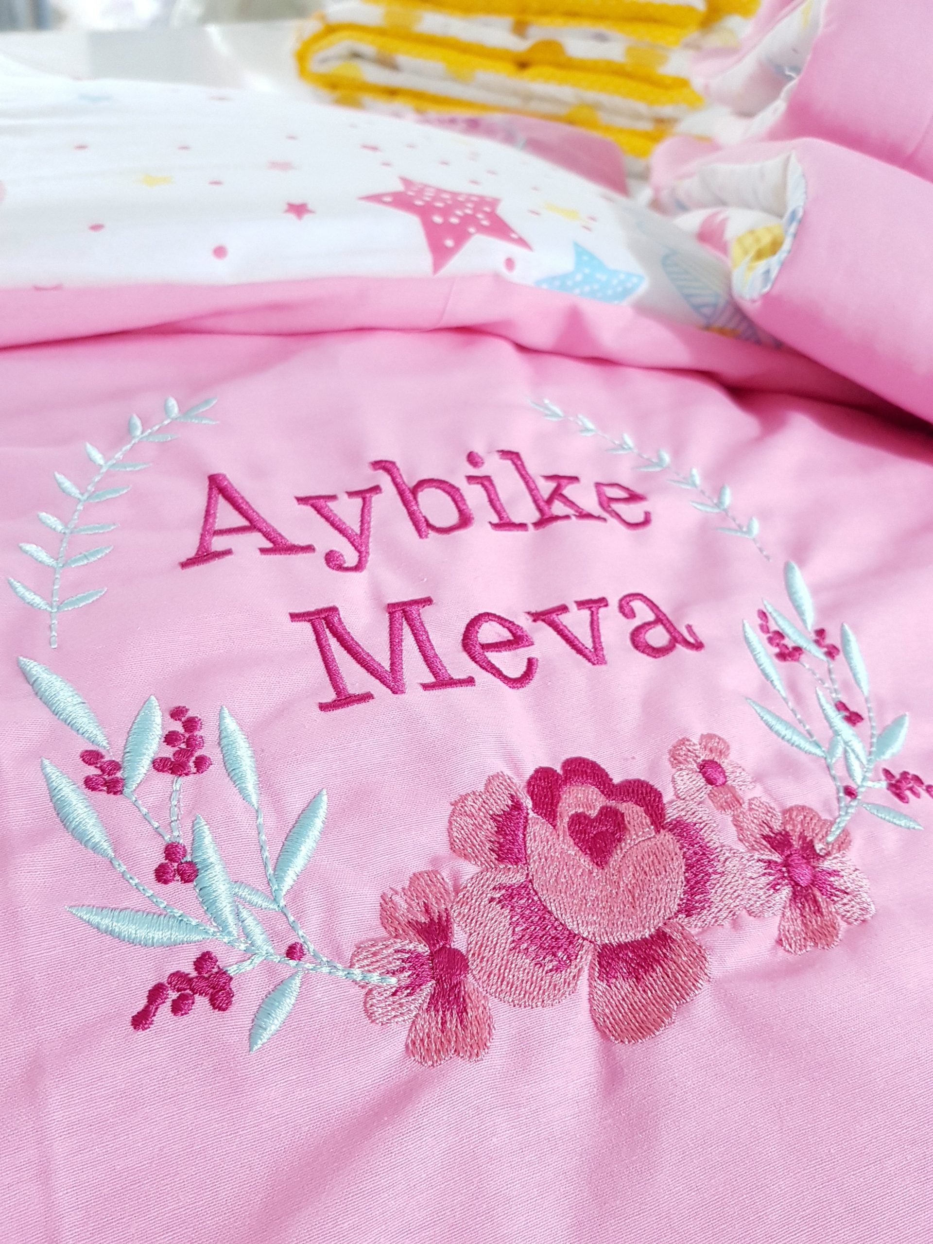 Bebek Odası , Çocuk Odası , Bebek Uyku Seti , Çocuk Uyku Seti , Bebek İsimli Kişiye Özel , Nakışlı Bebek Uyku Seti , İsme Özel Nakışlı Uyku Seti , Bebek İsimli Uyku Seti , Nakışlı Uyku Seti , Yorgan, Çarşaf, Yastık, Nevresim Takımı, Nevresim Seti , Beşik Yan Koruma, Beşik Kenar Korumalık , Lüks Cibinlik , Cibinlik Aparatı , Park Beşik , Mobilya Beşik , Sepet Beşik , Uyku Arkadaşı Yastık , Ay Bulut Yıldız Süs Yastıkları , Nakışlı bebek uyku setleri , Bebek uyku seti , Bebek odası dekorasyonu , Pamuklu bebek uyku seti , Çift yönlü bebek uyku seti , Nakış işlemeli bebek yastığı , Bebek cibinliği