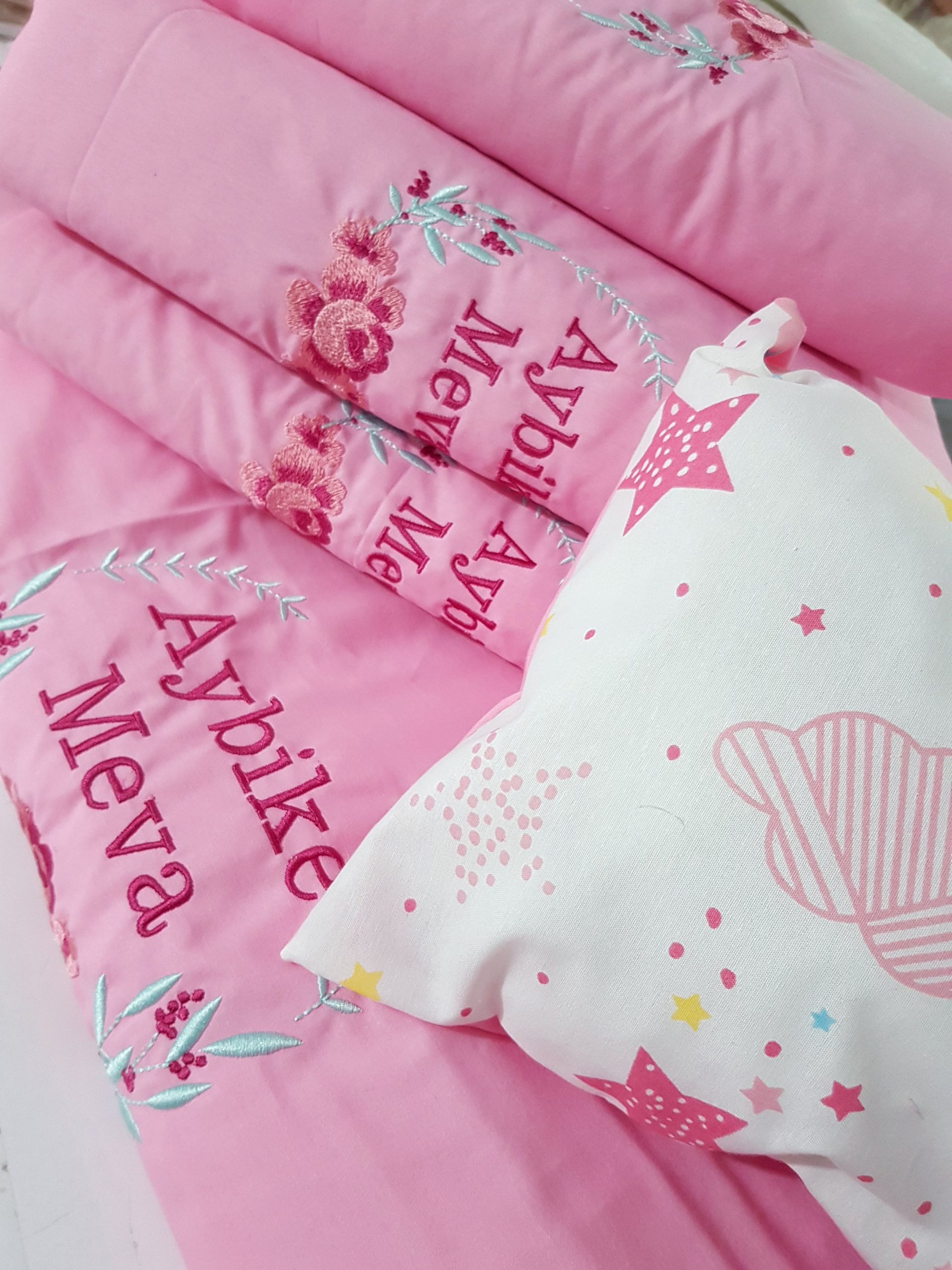 Bebek Odası , Çocuk Odası , Bebek Uyku Seti , Çocuk Uyku Seti , Bebek İsimli Kişiye Özel , Nakışlı Bebek Uyku Seti , İsme Özel Nakışlı Uyku Seti , Bebek İsimli Uyku Seti , Nakışlı Uyku Seti , Yorgan, Çarşaf, Yastık, Nevresim Takımı, Nevresim Seti , Beşik Yan Koruma, Beşik Kenar Korumalık , Lüks Cibinlik , Cibinlik Aparatı , Park Beşik , Mobilya Beşik , Sepet Beşik , Uyku Arkadaşı Yastık , Ay Bulut Yıldız Süs Yastıkları , Nakışlı bebek uyku setleri , Bebek uyku seti , Bebek odası dekorasyonu , Pamuklu bebek uyku seti , Çift yönlü bebek uyku seti , Nakış işlemeli bebek yastığı , Bebek cibinliği