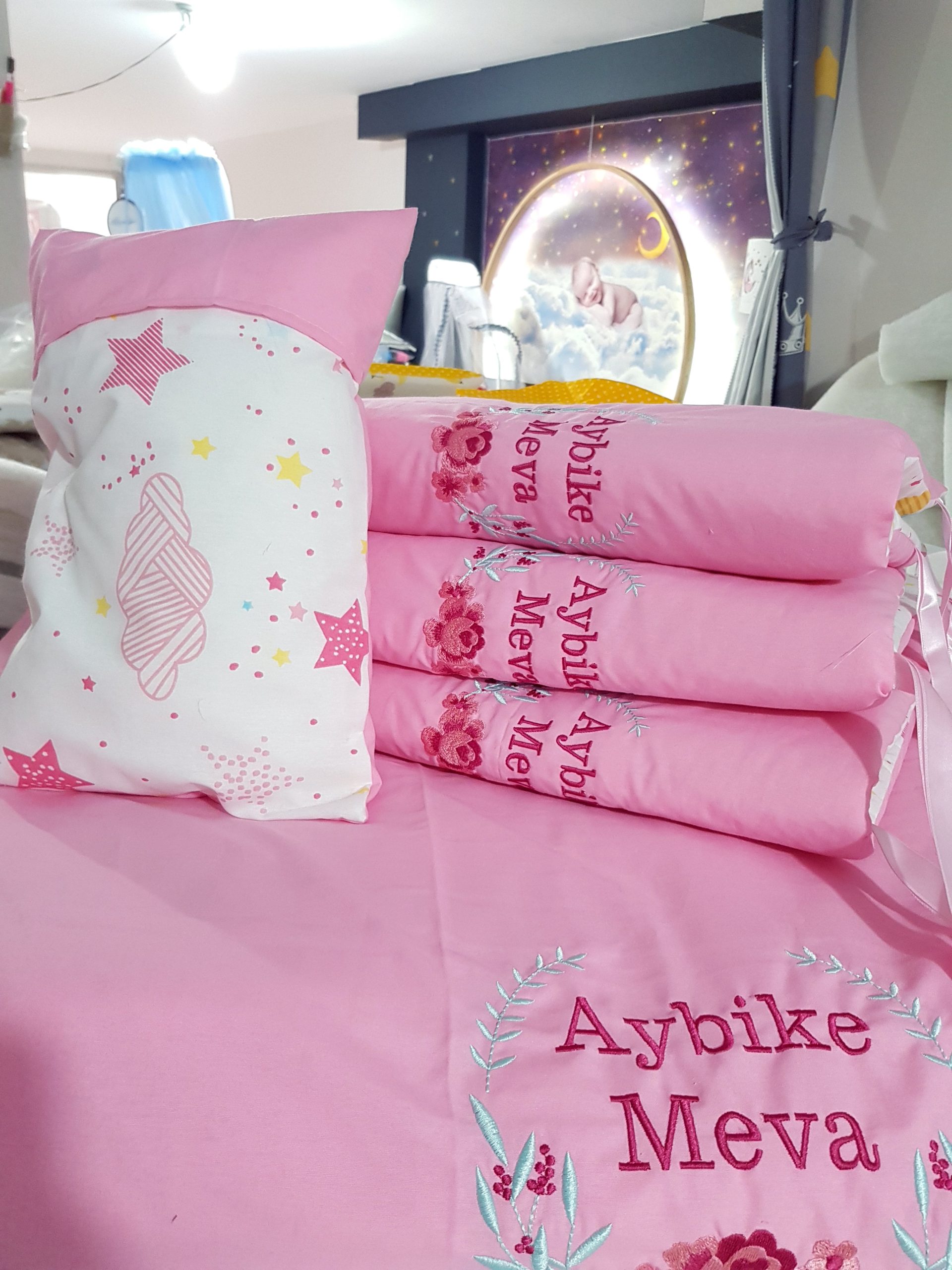 Bebek Odası , Çocuk Odası , Bebek Uyku Seti , Çocuk Uyku Seti , Bebek İsimli Kişiye Özel , Nakışlı Bebek Uyku Seti , İsme Özel Nakışlı Uyku Seti , Bebek İsimli Uyku Seti , Nakışlı Uyku Seti , Yorgan, Çarşaf, Yastık, Nevresim Takımı, Nevresim Seti , Beşik Yan Koruma, Beşik Kenar Korumalık , Lüks Cibinlik , Cibinlik Aparatı , Park Beşik , Mobilya Beşik , Sepet Beşik , Uyku Arkadaşı Yastık , Ay Bulut Yıldız Süs Yastıkları , Nakışlı bebek uyku setleri , Bebek uyku seti , Bebek odası dekorasyonu , Pamuklu bebek uyku seti , Çift yönlü bebek uyku seti , Nakış işlemeli bebek yastığı , Bebek cibinliği