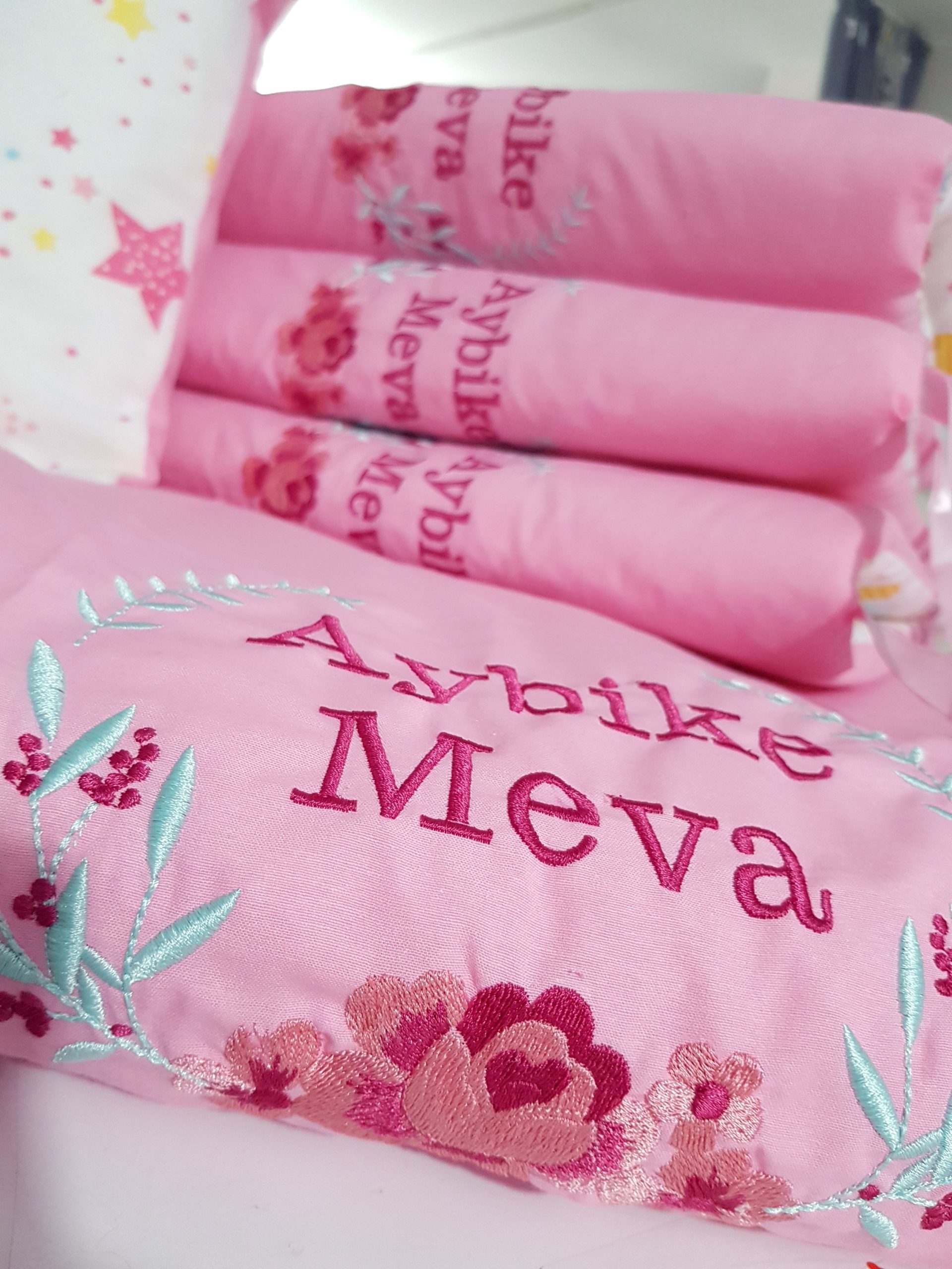 Bebek Odası , Çocuk Odası , Bebek Uyku Seti , Çocuk Uyku Seti , Bebek İsimli Kişiye Özel , Nakışlı Bebek Uyku Seti , İsme Özel Nakışlı Uyku Seti , Bebek İsimli Uyku Seti , Nakışlı Uyku Seti , Yorgan, Çarşaf, Yastık, Nevresim Takımı, Nevresim Seti , Beşik Yan Koruma, Beşik Kenar Korumalık , Lüks Cibinlik , Cibinlik Aparatı , Park Beşik , Mobilya Beşik , Sepet Beşik , Uyku Arkadaşı Yastık , Ay Bulut Yıldız Süs Yastıkları , Nakışlı bebek uyku setleri , Bebek uyku seti , Bebek odası dekorasyonu , Pamuklu bebek uyku seti , Çift yönlü bebek uyku seti , Nakış işlemeli bebek yastığı , Bebek cibinliği