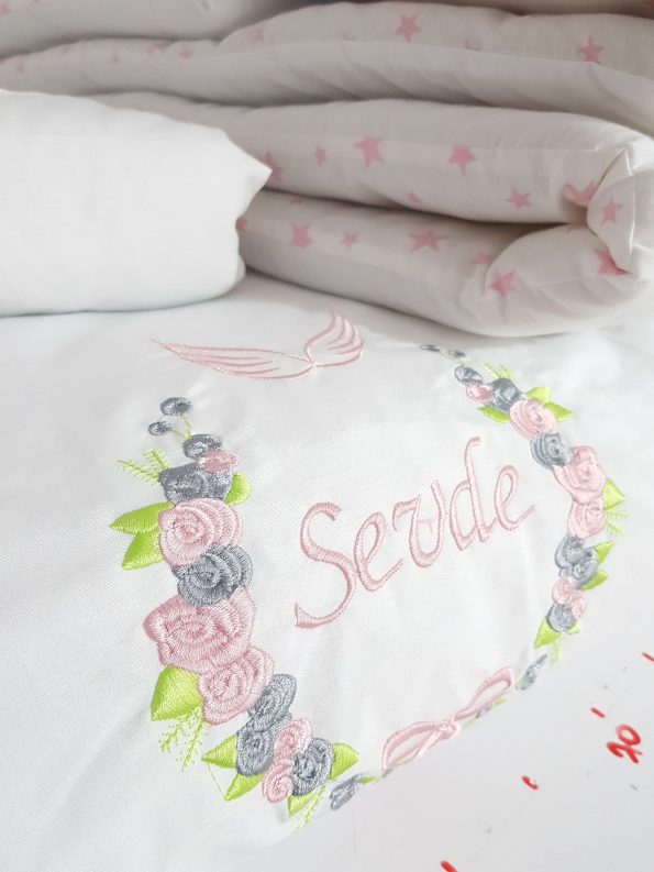 Bebek uyku seti, Bebek odası dekorasyonu, Pamuklu bebek uyku seti, Çift yönlü bebek uyku seti, Nakış işlemeli bebek yastığı, Bebek cibinliği, Bebek Odası, Çocuk Odası, Bebek Uyku Seti, Çocuk Uyku Seti, Bebek İsimli Kişiye Özel, Nakışlı Bebek Uyku Seti, İsme Özel Nakışlı Uyku Seti, Bebek İsimli Uyku Seti, Nakışlı Uyku Seti, Yorgan, Çarşaf, Yastık, Nevresim Takımı, Nevresim Seti, Beşik Yan Koruma, Beşik Kenar Korumalık, Lüks Cibinlik, Cibinlik Aparatı, Park Beşik, Mobilya Beşik, Sepet Beşik, Uyku Arkadaşı Yastık, Ay Bulut Yıldız Süs Yastıkları, Nakışlı bebek uyku setleri, Nakışlı Sosis Yastık