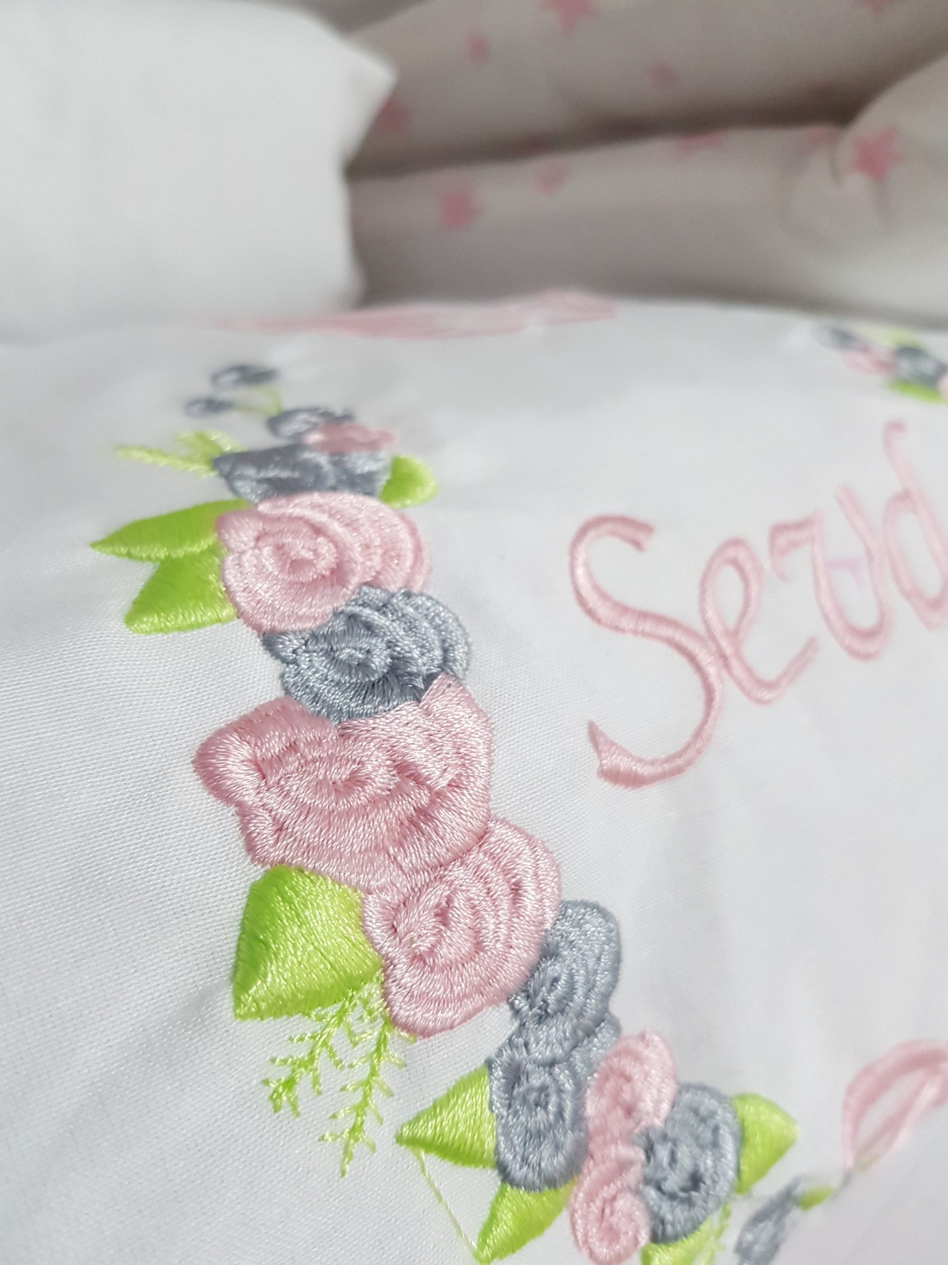 C12_Nakışlı_Bebek_Uyku_Seti_Çiçek_Fiyonk_ve_Melek_Kanadı_Motifli_(2) Bebek uyku seti, Bebek odası dekorasyonu, Pamuklu bebek uyku seti, Çift yönlü bebek uyku seti, Nakış işlemeli bebek yastığı, Bebek cibinliği, Bebek Odası, Çocuk Odası, Bebek Uyku Seti, Çocuk Uyku Seti, Bebek İsimli Kişiye Özel, Nakışlı Bebek Uyku Seti, İsme Özel Nakışlı Uyku Seti, Bebek İsimli Uyku Seti, Nakışlı Uyku Seti, Yorgan, Çarşaf, Yastık, Nevresim Takımı, Nevresim Seti, Beşik Yan Koruma, Beşik Kenar Korumalık, Lüks Cibinlik, Cibinlik Aparatı, Park Beşik, Mobilya Beşik, Sepet Beşik, Uyku Arkadaşı Yastık, Ay Bulut Yıldız Süs Yastıkları, Nakışlı bebek uyku setleri, Nakışlı Sosis Yastık