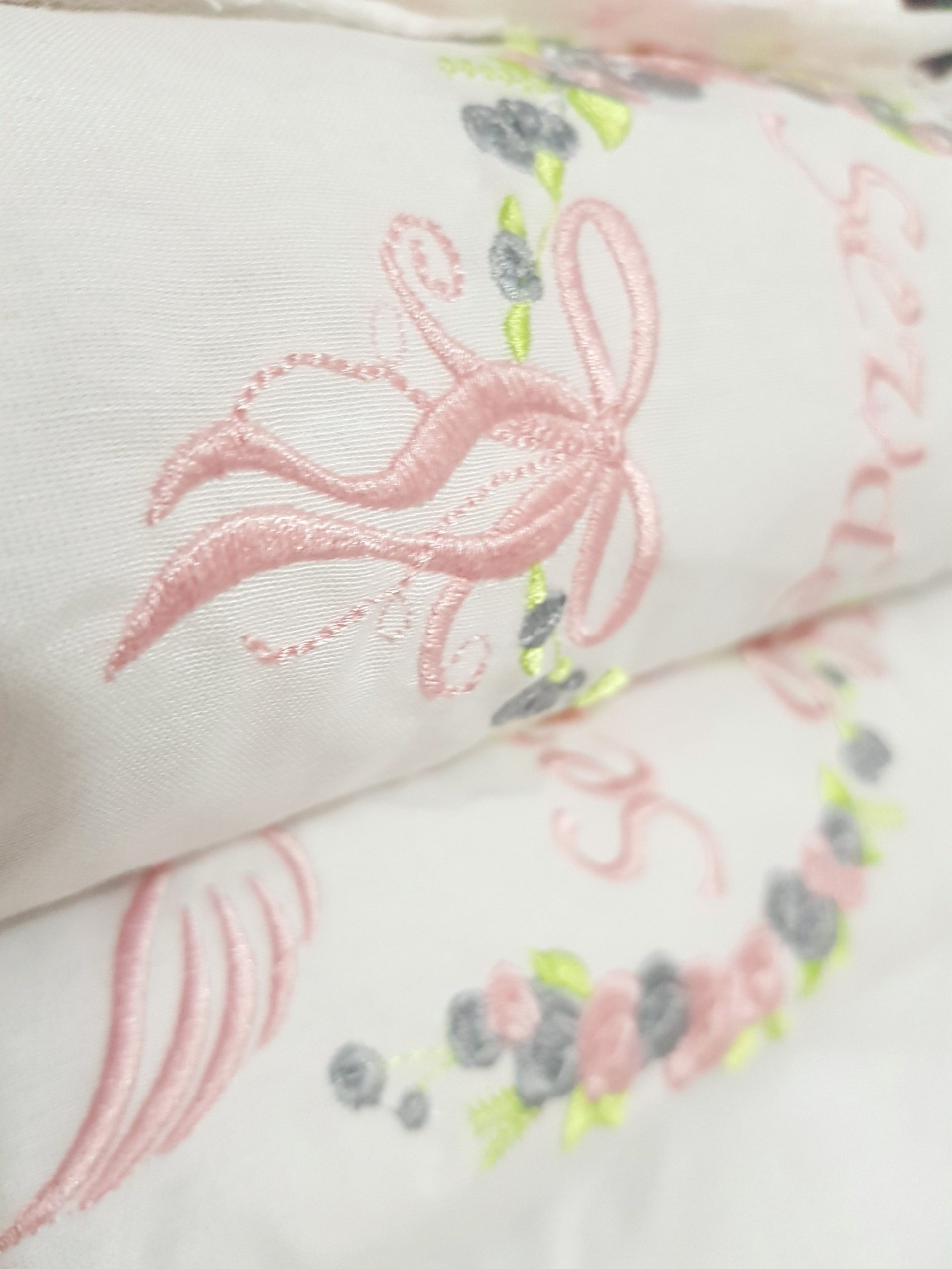 C12_Nakışlı_Bebek_Uyku_Seti_Çiçek_Fiyonk_ve_Melek_Kanadı_Motifli_(3) Bebek uyku seti, Bebek odası dekorasyonu, Pamuklu bebek uyku seti, Çift yönlü bebek uyku seti, Nakış işlemeli bebek yastığı, Bebek cibinliği, Bebek Odası, Çocuk Odası, Bebek Uyku Seti, Çocuk Uyku Seti, Bebek İsimli Kişiye Özel, Nakışlı Bebek Uyku Seti, İsme Özel Nakışlı Uyku Seti, Bebek İsimli Uyku Seti, Nakışlı Uyku Seti, Yorgan, Çarşaf, Yastık, Nevresim Takımı, Nevresim Seti, Beşik Yan Koruma, Beşik Kenar Korumalık, Lüks Cibinlik, Cibinlik Aparatı, Park Beşik, Mobilya Beşik, Sepet Beşik, Uyku Arkadaşı Yastık, Ay Bulut Yıldız Süs Yastıkları, Nakışlı bebek uyku setleri, Nakışlı Sosis Yastık