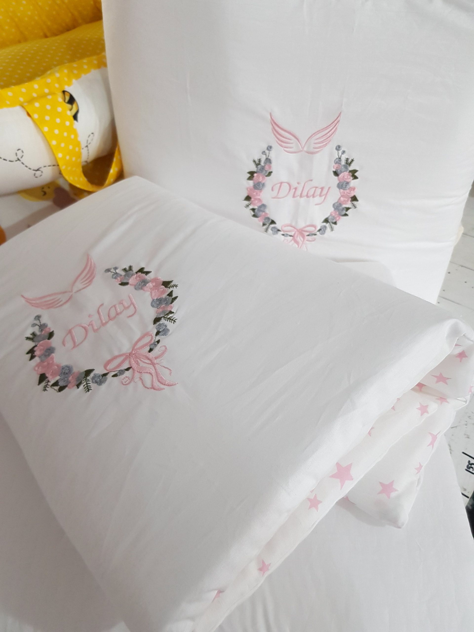 C12_Nakışlı_Uyku_Seti_Çiçek_Fiyonk_ve_Melek_Kanadı_Motifli_(1) Bebek uyku seti, Bebek odası dekorasyonu, Pamuklu bebek uyku seti, Çift yönlü bebek uyku seti, Nakış işlemeli bebek yastığı, Bebek cibinliği, Bebek Odası, Çocuk Odası, Bebek Uyku Seti, Çocuk Uyku Seti, Bebek İsimli Kişiye Özel, Nakışlı Bebek Uyku Seti, İsme Özel Nakışlı Uyku Seti, Bebek İsimli Uyku Seti, Nakışlı Uyku Seti, Yorgan, Çarşaf, Yastık, Nevresim Takımı, Nevresim Seti, Beşik Yan Koruma, Beşik Kenar Korumalık, Lüks Cibinlik, Cibinlik Aparatı, Park Beşik, Mobilya Beşik, Sepet Beşik, Uyku Arkadaşı Yastık, Ay Bulut Yıldız Süs Yastıkları, Nakışlı bebek uyku setleri, Nakışlı Sosis Yastık