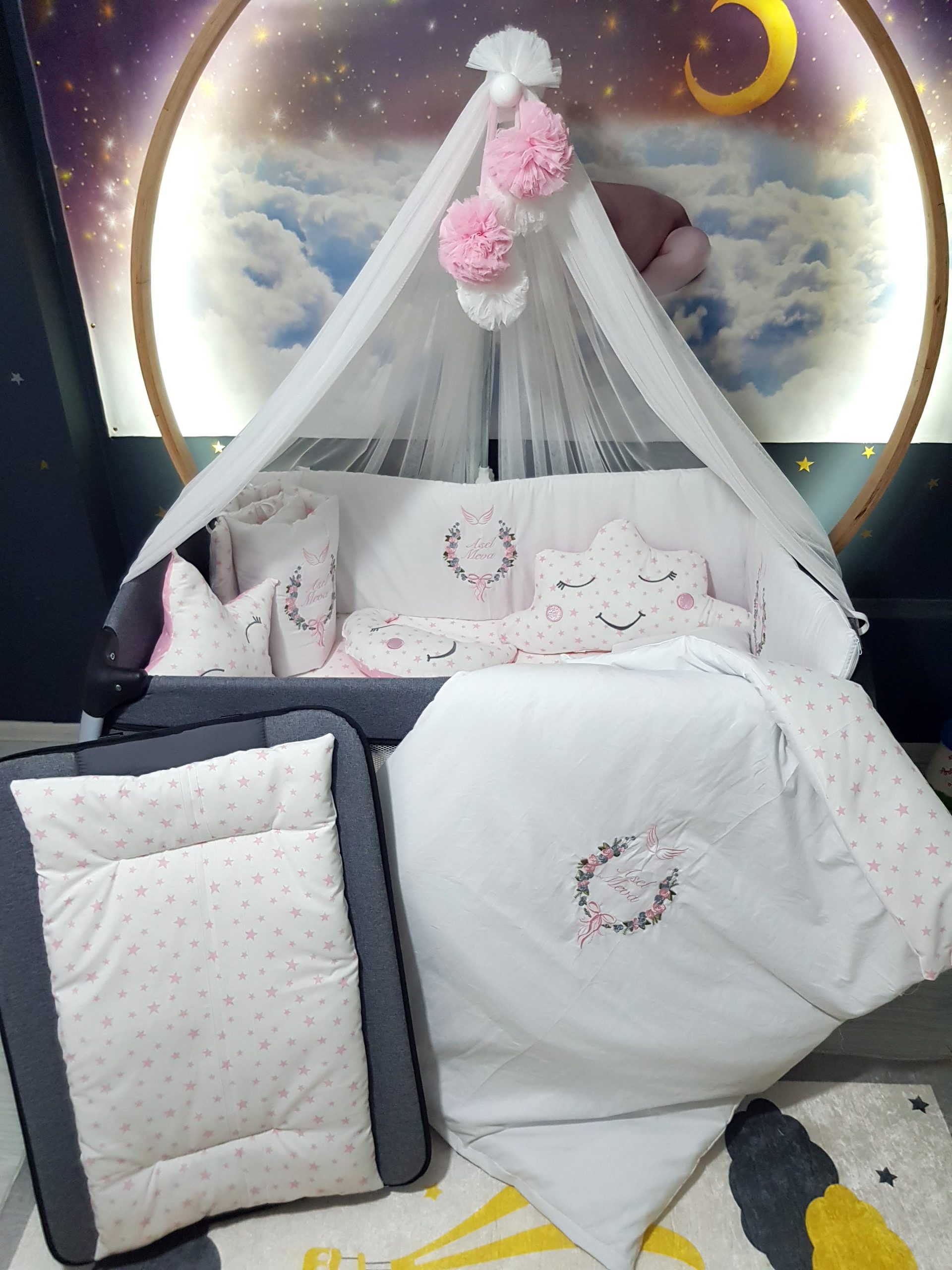 C12_Nakışlı_Uyku_Seti_Park_Beşik_Çiçek_Fiyonk_ve_Melek_Kanadı_Motifli_(1) Bebek uyku seti, Bebek odası dekorasyonu, Pamuklu bebek uyku seti, Çift yönlü bebek uyku seti, Nakış işlemeli bebek yastığı, Bebek cibinliği, Bebek Odası, Çocuk Odası, Bebek Uyku Seti, Çocuk Uyku Seti, Bebek İsimli Kişiye Özel, Nakışlı Bebek Uyku Seti, İsme Özel Nakışlı Uyku Seti, Bebek İsimli Uyku Seti, Nakışlı Uyku Seti, Yorgan, Çarşaf, Yastık, Nevresim Takımı, Nevresim Seti, Beşik Yan Koruma, Beşik Kenar Korumalık, Lüks Cibinlik, Cibinlik Aparatı, Park Beşik, Mobilya Beşik, Sepet Beşik, Uyku Arkadaşı Yastık, Ay Bulut Yıldız Süs Yastıkları, Nakışlı bebek uyku setleri, Nakışlı Sosis Yastık