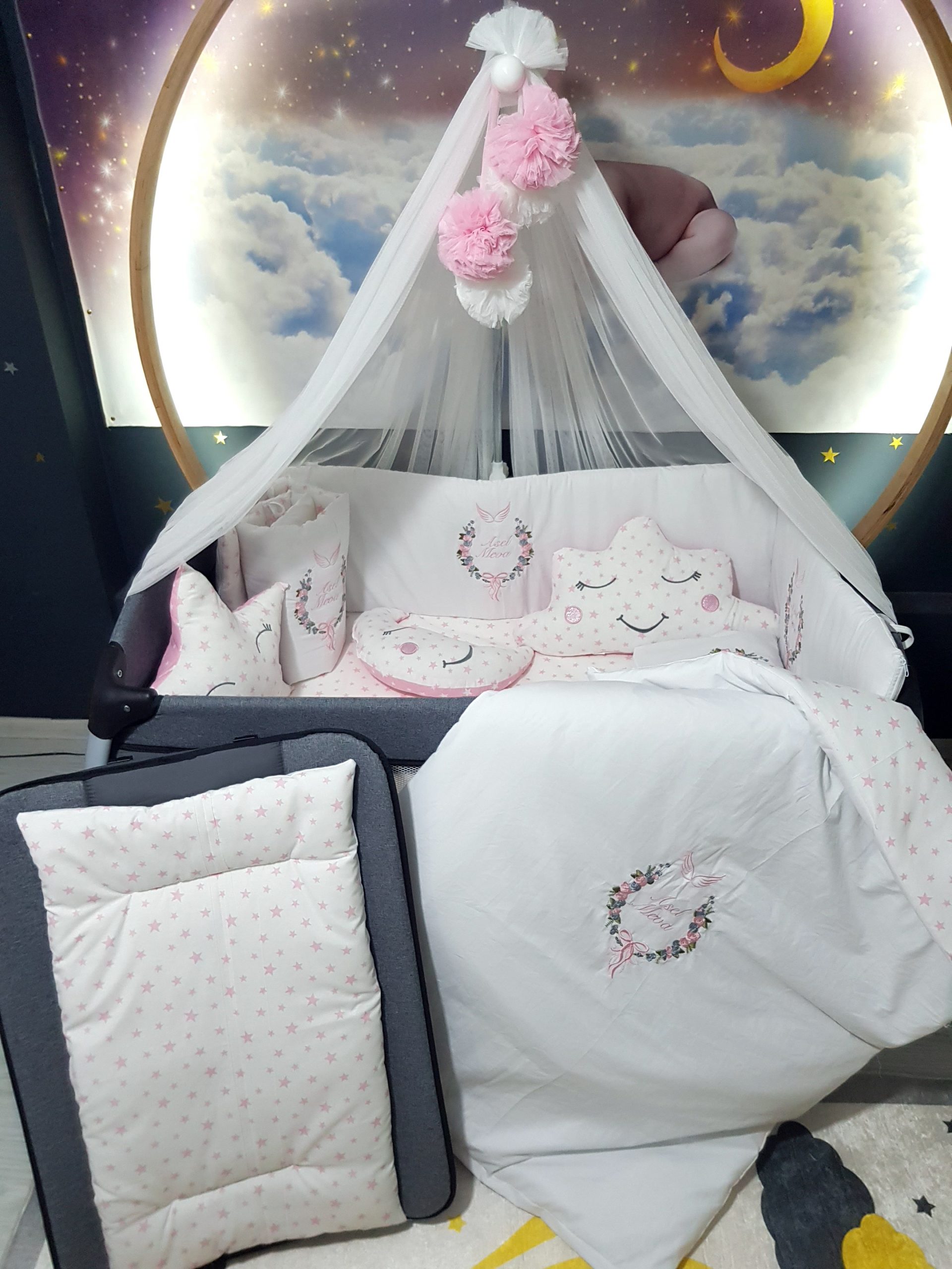 C12_Nakışlı_Uyku_Seti_Park_Beşik_Çiçek_Fiyonk_ve_Melek_Kanadı_Motifli_(2) Bebek uyku seti, Bebek odası dekorasyonu, Pamuklu bebek uyku seti, Çift yönlü bebek uyku seti, Nakış işlemeli bebek yastığı, Bebek cibinliği, Bebek Odası, Çocuk Odası, Bebek Uyku Seti, Çocuk Uyku Seti, Bebek İsimli Kişiye Özel, Nakışlı Bebek Uyku Seti, İsme Özel Nakışlı Uyku Seti, Bebek İsimli Uyku Seti, Nakışlı Uyku Seti, Yorgan, Çarşaf, Yastık, Nevresim Takımı, Nevresim Seti, Beşik Yan Koruma, Beşik Kenar Korumalık, Lüks Cibinlik, Cibinlik Aparatı, Park Beşik, Mobilya Beşik, Sepet Beşik, Uyku Arkadaşı Yastık, Ay Bulut Yıldız Süs Yastıkları, Nakışlı bebek uyku setleri, Nakışlı Sosis Yastık