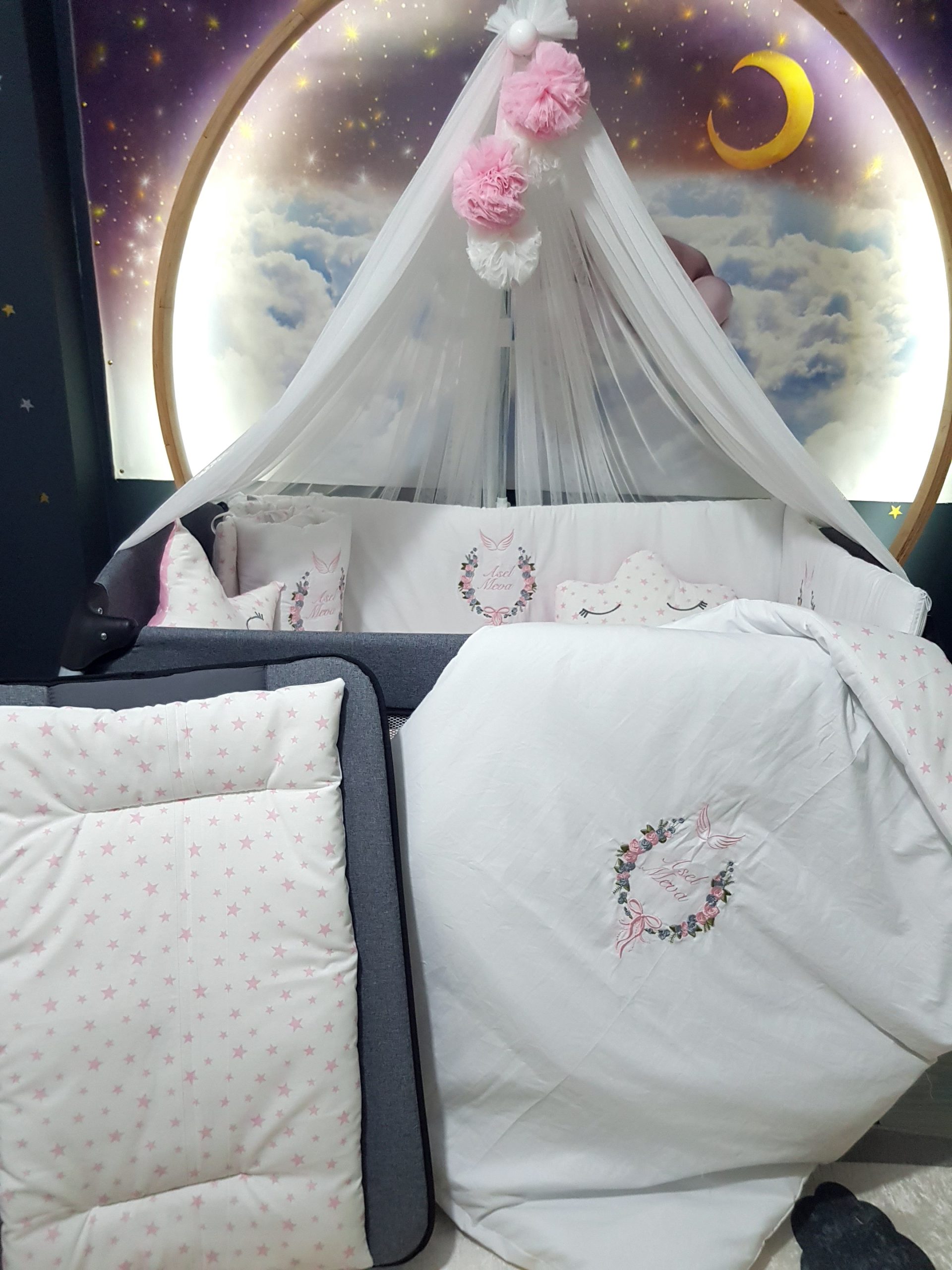 C12_Nakışlı_Uyku_Seti_Park_Beşik_Çiçek_Fiyonk_ve_Melek_Kanadı_Motifli_(3) Bebek uyku seti, Bebek odası dekorasyonu, Pamuklu bebek uyku seti, Çift yönlü bebek uyku seti, Nakış işlemeli bebek yastığı, Bebek cibinliği, Bebek Odası, Çocuk Odası, Bebek Uyku Seti, Çocuk Uyku Seti, Bebek İsimli Kişiye Özel, Nakışlı Bebek Uyku Seti, İsme Özel Nakışlı Uyku Seti, Bebek İsimli Uyku Seti, Nakışlı Uyku Seti, Yorgan, Çarşaf, Yastık, Nevresim Takımı, Nevresim Seti, Beşik Yan Koruma, Beşik Kenar Korumalık, Lüks Cibinlik, Cibinlik Aparatı, Park Beşik, Mobilya Beşik, Sepet Beşik, Uyku Arkadaşı Yastık, Ay Bulut Yıldız Süs Yastıkları, Nakışlı bebek uyku setleri, Nakışlı Sosis Yastık