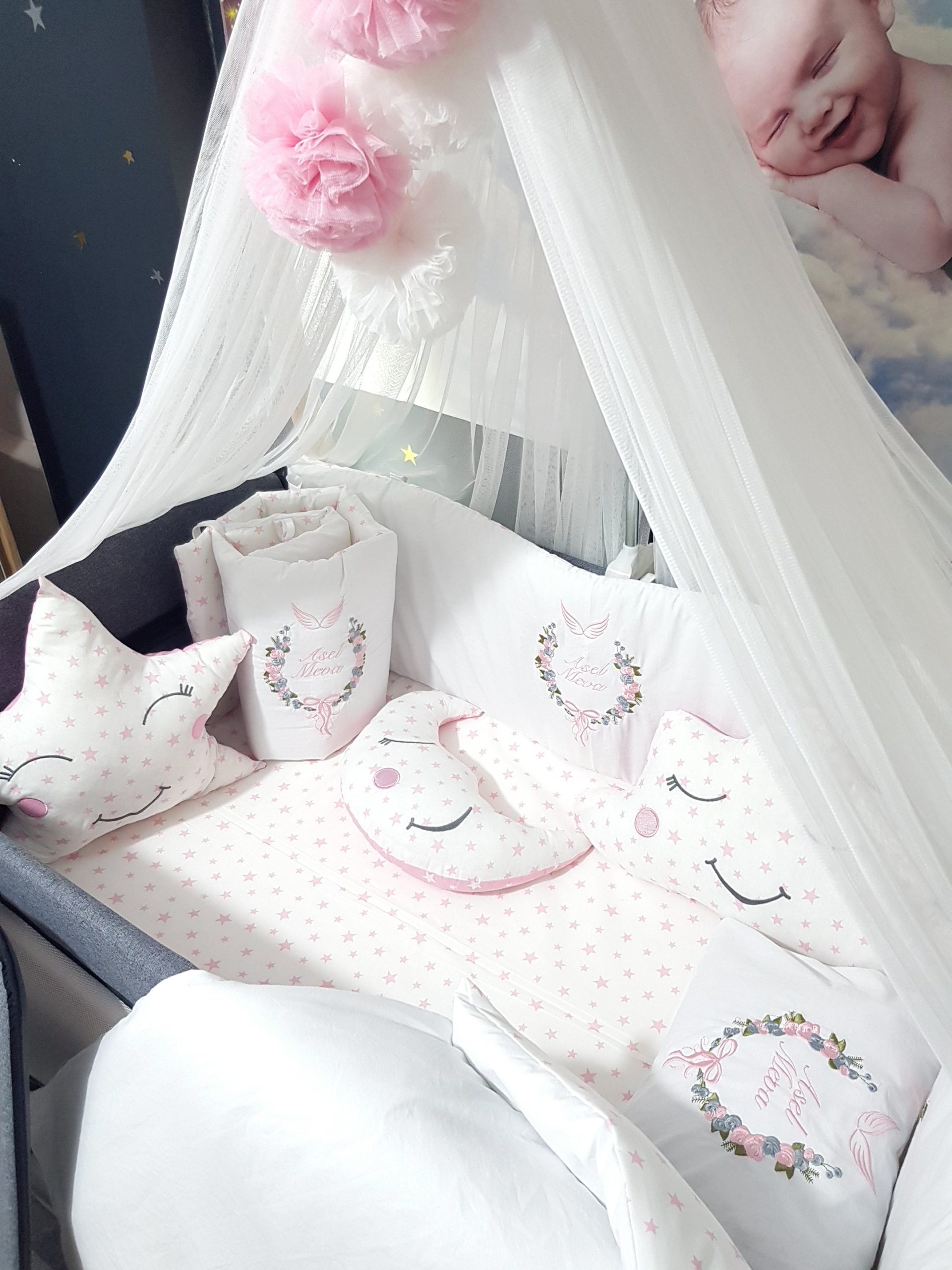 C12_Nakışlı_Uyku_Seti_Park_Beşik_Çiçek_Fiyonk_ve_Melek_Kanadı_Motifli_(4) Bebek uyku seti, Bebek odası dekorasyonu, Pamuklu bebek uyku seti, Çift yönlü bebek uyku seti, Nakış işlemeli bebek yastığı, Bebek cibinliği, Bebek Odası, Çocuk Odası, Bebek Uyku Seti, Çocuk Uyku Seti, Bebek İsimli Kişiye Özel, Nakışlı Bebek Uyku Seti, İsme Özel Nakışlı Uyku Seti, Bebek İsimli Uyku Seti, Nakışlı Uyku Seti, Yorgan, Çarşaf, Yastık, Nevresim Takımı, Nevresim Seti, Beşik Yan Koruma, Beşik Kenar Korumalık, Lüks Cibinlik, Cibinlik Aparatı, Park Beşik, Mobilya Beşik, Sepet Beşik, Uyku Arkadaşı Yastık, Ay Bulut Yıldız Süs Yastıkları, Nakışlı bebek uyku setleri, Nakışlı Sosis Yastık