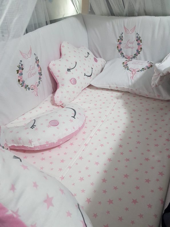Bebek uyku seti, Bebek odası dekorasyonu, Pamuklu bebek uyku seti, Çift yönlü bebek uyku seti, Nakış işlemeli bebek yastığı, Bebek cibinliği, Bebek Odası, Çocuk Odası, Bebek Uyku Seti, Çocuk Uyku Seti, Bebek İsimli Kişiye Özel, Nakışlı Bebek Uyku Seti, İsme Özel Nakışlı Uyku Seti, Bebek İsimli Uyku Seti, Nakışlı Uyku Seti, Yorgan, Çarşaf, Yastık, Nevresim Takımı, Nevresim Seti, Beşik Yan Koruma, Beşik Kenar Korumalık, Lüks Cibinlik, Cibinlik Aparatı, Park Beşik, Mobilya Beşik, Sepet Beşik, Uyku Arkadaşı Yastık, Ay Bulut Yıldız Süs Yastıkları, Nakışlı bebek uyku setleri, Nakışlı Sosis Yastık