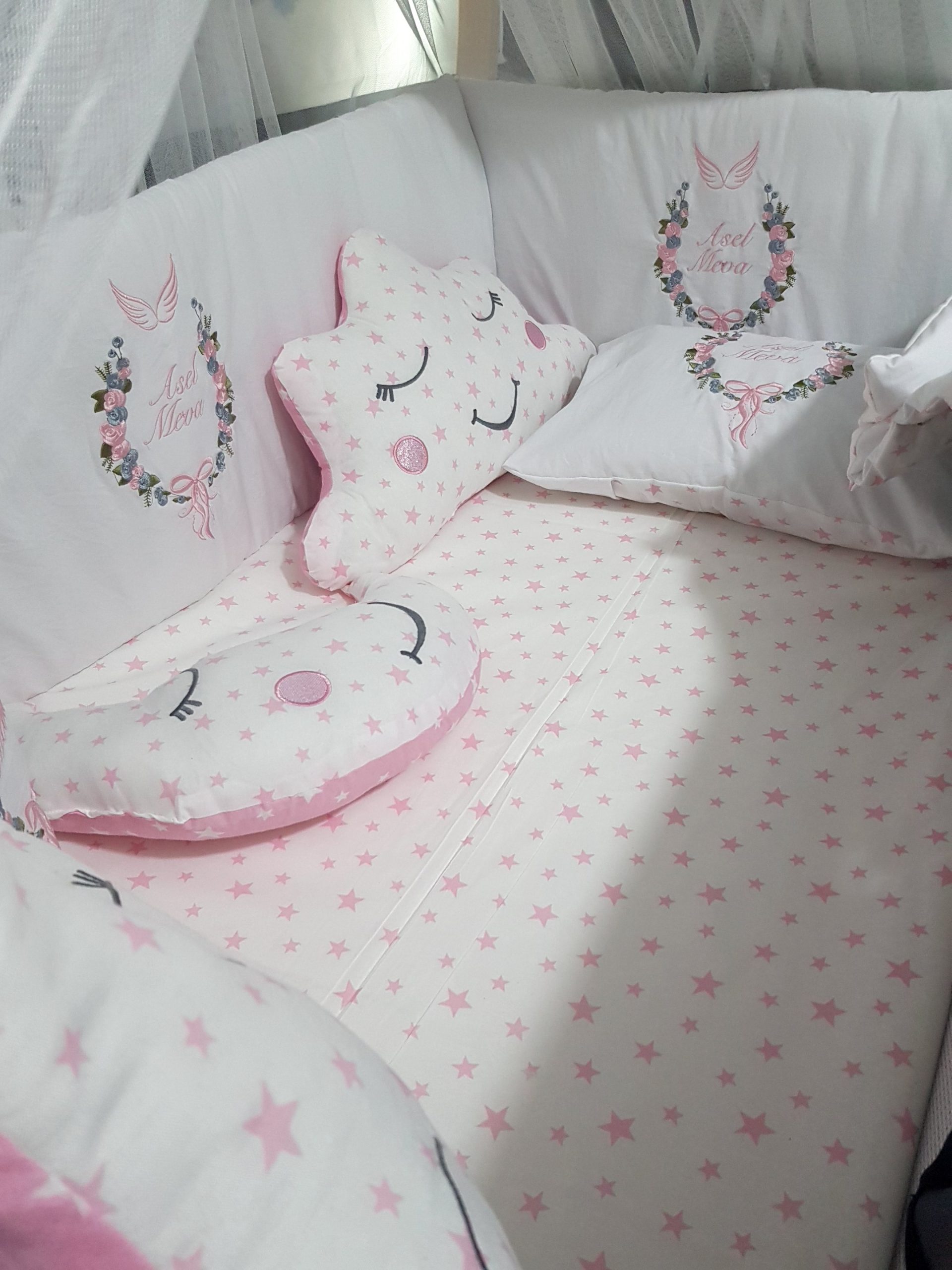 C12_Nakışlı_Uyku_Seti_Park_Beşik_Çiçek_Fiyonk_ve_Melek_Kanadı_Motifli_(6) Bebek uyku seti, Bebek odası dekorasyonu, Pamuklu bebek uyku seti, Çift yönlü bebek uyku seti, Nakış işlemeli bebek yastığı, Bebek cibinliği, Bebek Odası, Çocuk Odası, Bebek Uyku Seti, Çocuk Uyku Seti, Bebek İsimli Kişiye Özel, Nakışlı Bebek Uyku Seti, İsme Özel Nakışlı Uyku Seti, Bebek İsimli Uyku Seti, Nakışlı Uyku Seti, Yorgan, Çarşaf, Yastık, Nevresim Takımı, Nevresim Seti, Beşik Yan Koruma, Beşik Kenar Korumalık, Lüks Cibinlik, Cibinlik Aparatı, Park Beşik, Mobilya Beşik, Sepet Beşik, Uyku Arkadaşı Yastık, Ay Bulut Yıldız Süs Yastıkları, Nakışlı bebek uyku setleri, Nakışlı Sosis Yastık