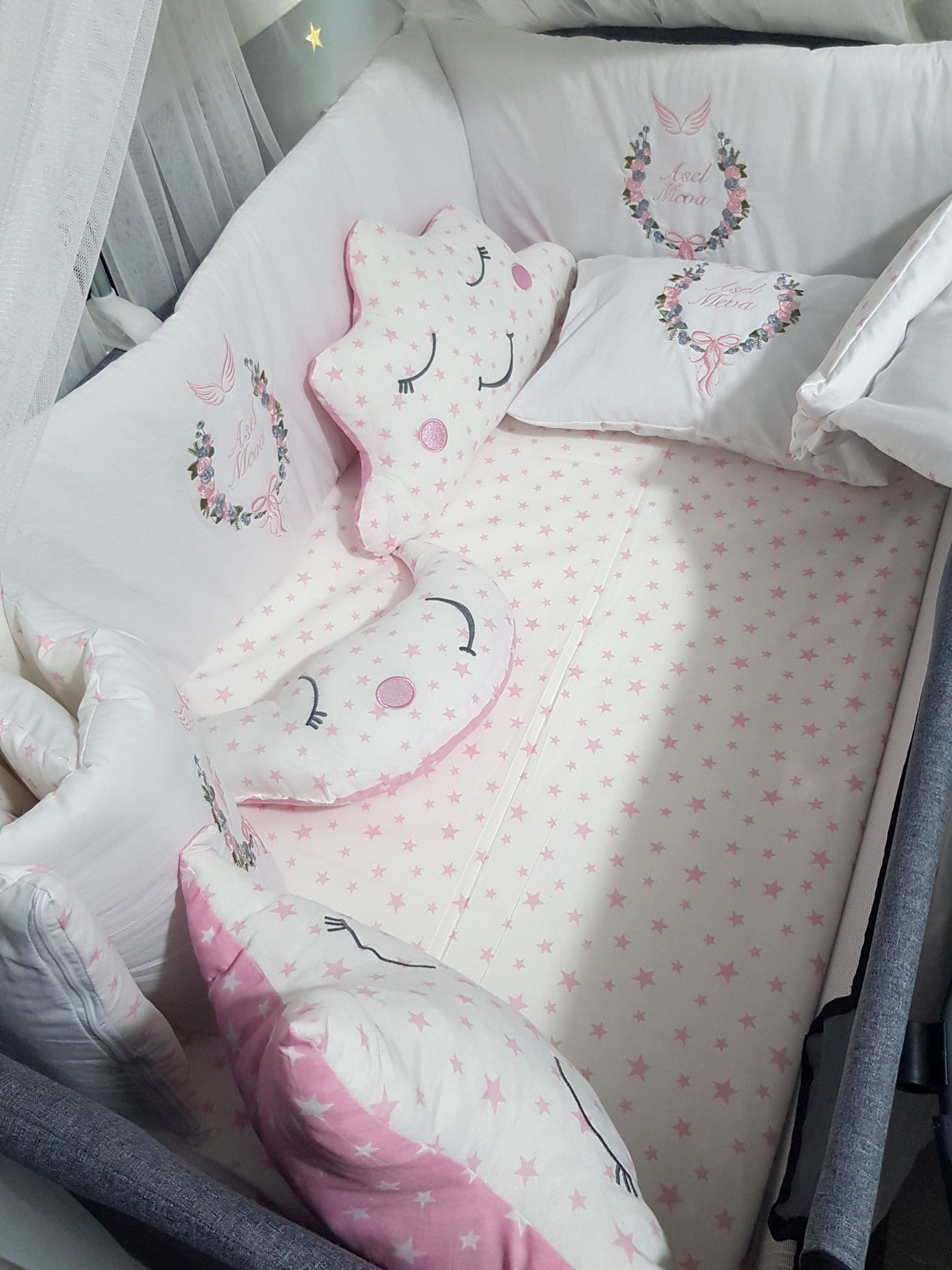 C12_Nakışlı_Uyku_Seti_Park_Beşik_Çiçek_Fiyonk_ve_Melek_Kanadı_Motifli_(7) Bebek uyku seti, Bebek odası dekorasyonu, Pamuklu bebek uyku seti, Çift yönlü bebek uyku seti, Nakış işlemeli bebek yastığı, Bebek cibinliği, Bebek Odası, Çocuk Odası, Bebek Uyku Seti, Çocuk Uyku Seti, Bebek İsimli Kişiye Özel, Nakışlı Bebek Uyku Seti, İsme Özel Nakışlı Uyku Seti, Bebek İsimli Uyku Seti, Nakışlı Uyku Seti, Yorgan, Çarşaf, Yastık, Nevresim Takımı, Nevresim Seti, Beşik Yan Koruma, Beşik Kenar Korumalık, Lüks Cibinlik, Cibinlik Aparatı, Park Beşik, Mobilya Beşik, Sepet Beşik, Uyku Arkadaşı Yastık, Ay Bulut Yıldız Süs Yastıkları, Nakışlı bebek uyku setleri, Nakışlı Sosis Yastık