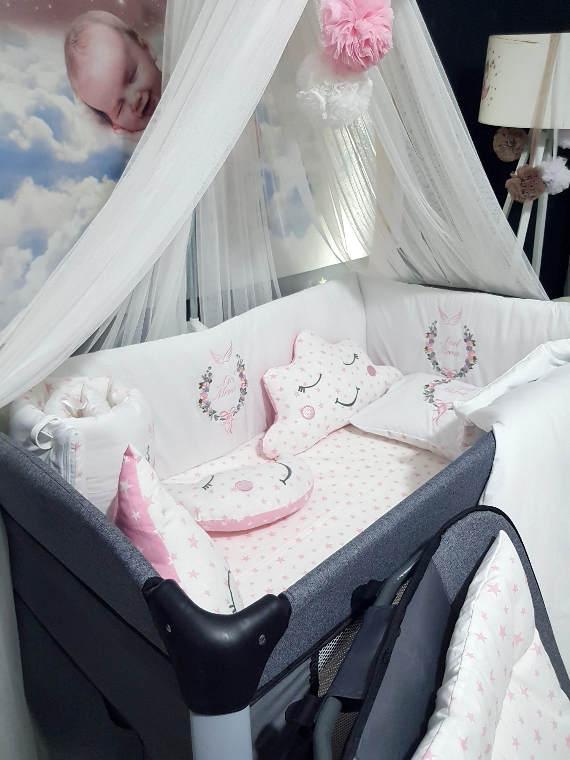 C12_Nakışlı_Uyku_Seti_Park_Beşik_Çiçek_Fiyonk_ve_Melek_Kanadı_Motifli_(8) Bebek uyku seti, Bebek odası dekorasyonu, Pamuklu bebek uyku seti, Çift yönlü bebek uyku seti, Nakış işlemeli bebek yastığı, Bebek cibinliği, Bebek Odası, Çocuk Odası, Bebek Uyku Seti, Çocuk Uyku Seti, Bebek İsimli Kişiye Özel, Nakışlı Bebek Uyku Seti, İsme Özel Nakışlı Uyku Seti, Bebek İsimli Uyku Seti, Nakışlı Uyku Seti, Yorgan, Çarşaf, Yastık, Nevresim Takımı, Nevresim Seti, Beşik Yan Koruma, Beşik Kenar Korumalık, Lüks Cibinlik, Cibinlik Aparatı, Park Beşik, Mobilya Beşik, Sepet Beşik, Uyku Arkadaşı Yastık, Ay Bulut Yıldız Süs Yastıkları, Nakışlı bebek uyku setleri, Nakışlı Sosis Yastık