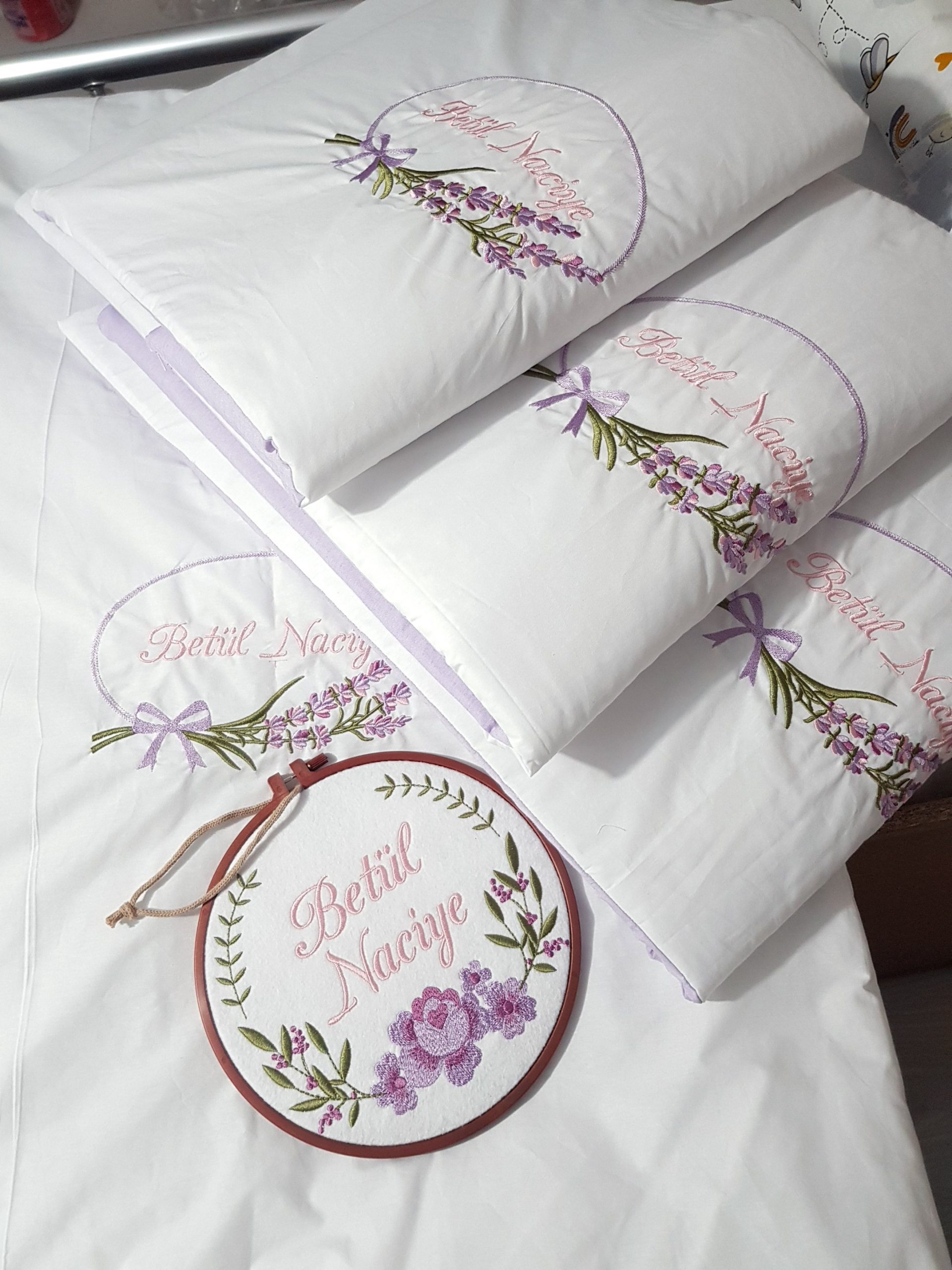 Nakışlı bebek uyku setleri , Bebek uyku seti , Bebek odası dekorasyonu , Pamuklu bebek uyku seti , Çift yönlü bebek uyku seti , Nakış işlemeli bebek yastığı , Bebek cibinliği