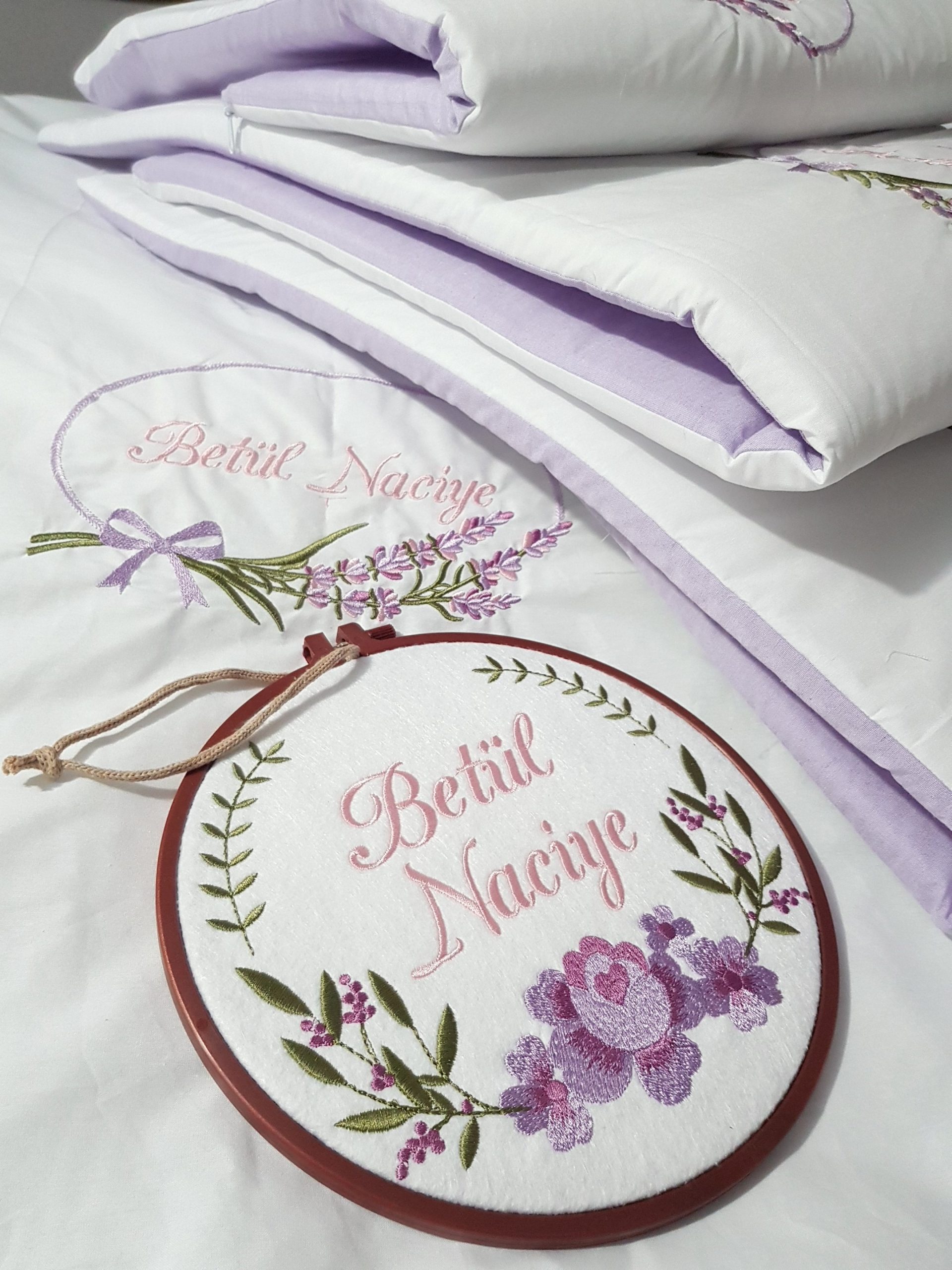 Nakışlı bebek uyku setleri , Bebek uyku seti , Bebek odası dekorasyonu , Pamuklu bebek uyku seti , Çift yönlü bebek uyku seti , Nakış işlemeli bebek yastığı , Bebek cibinliği