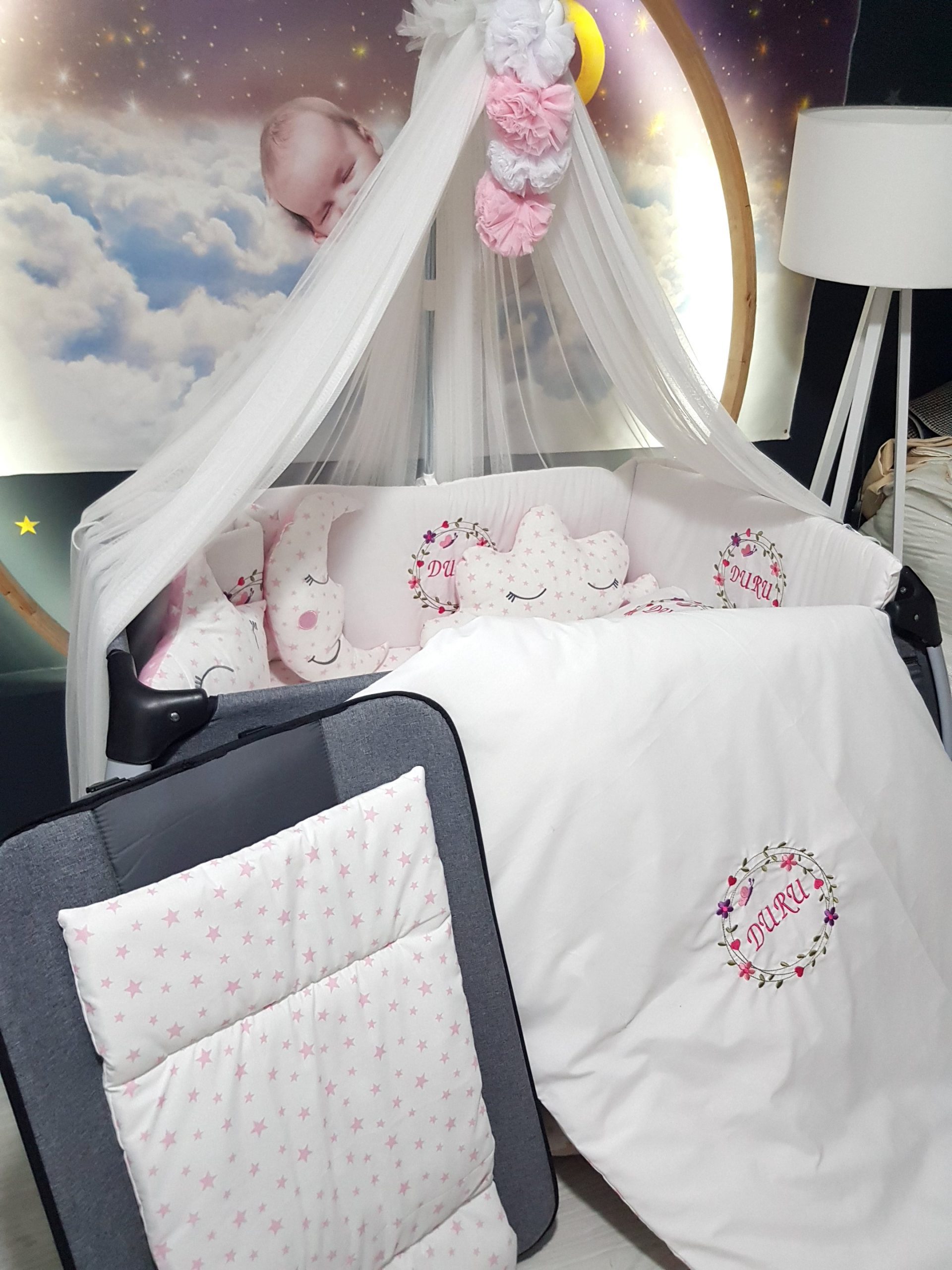 C15_Nakışlı_Bebek_Uyku_Seti_Yorgan_Yastık_Yan_Koruma_(3) Bebek İsimli Uyku Seti , Nakışlı Uyku Seti