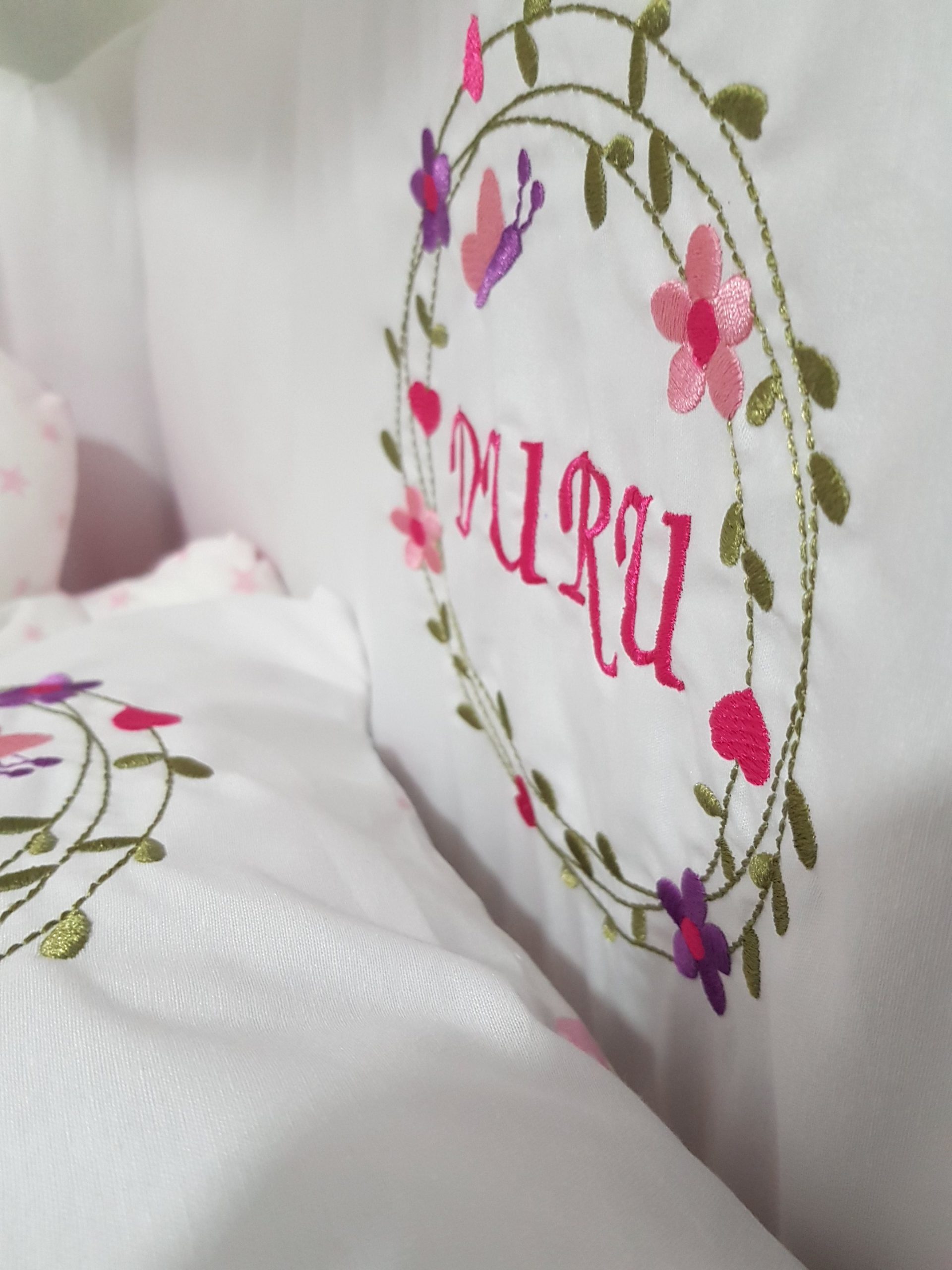 C15_Nakışlı_Bebek_Uyku_Seti_Yorgan_Yastık_Yan_Koruma_(6) Bebek İsimli Uyku Seti , Nakışlı Uyku Seti