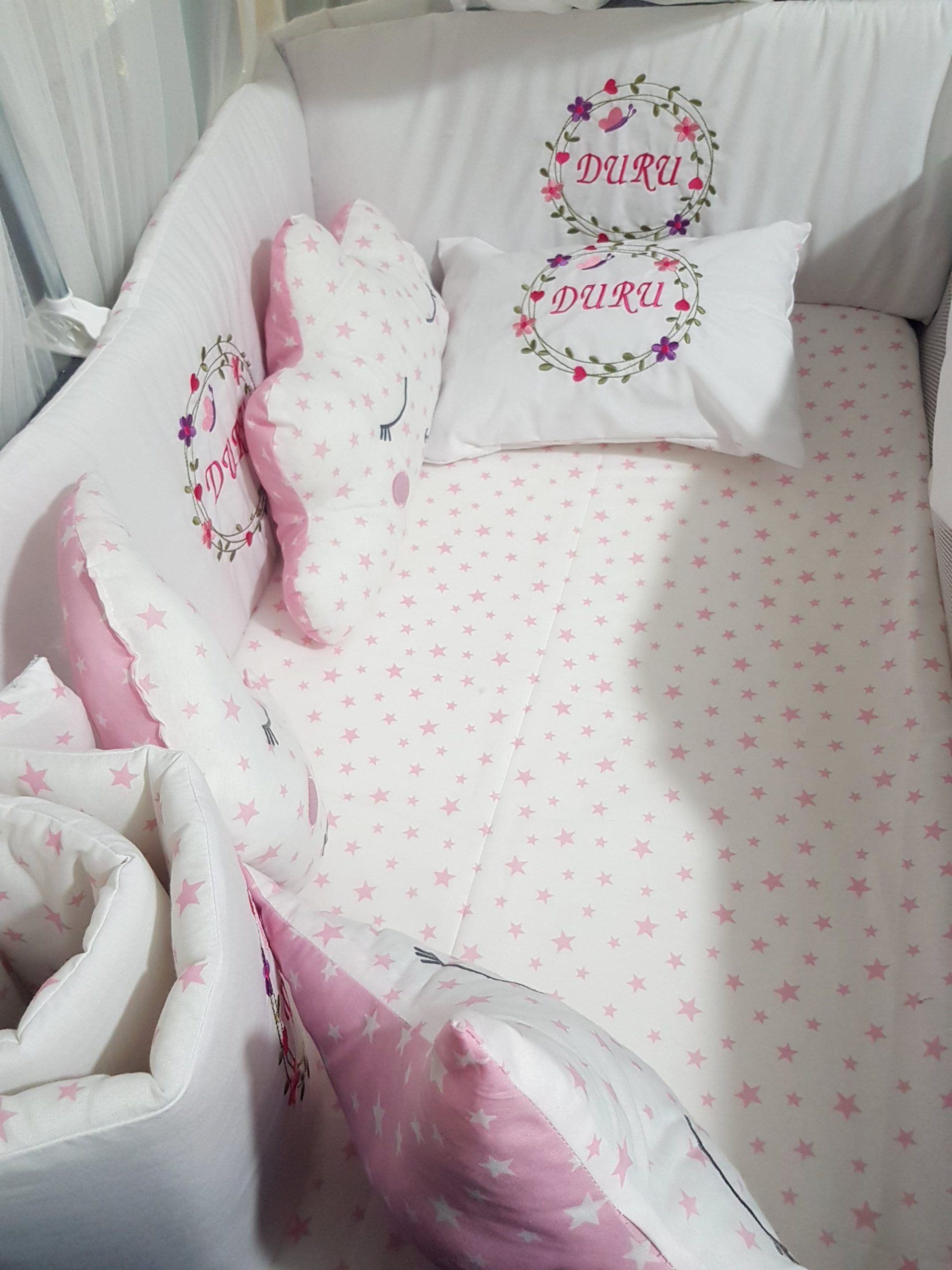 C15_Nakışlı_Bebek_Uyku_Seti_Yorgan_Yastık_Yan_Koruma_(9) Bebek İsimli Uyku Seti , Nakışlı Uyku Seti