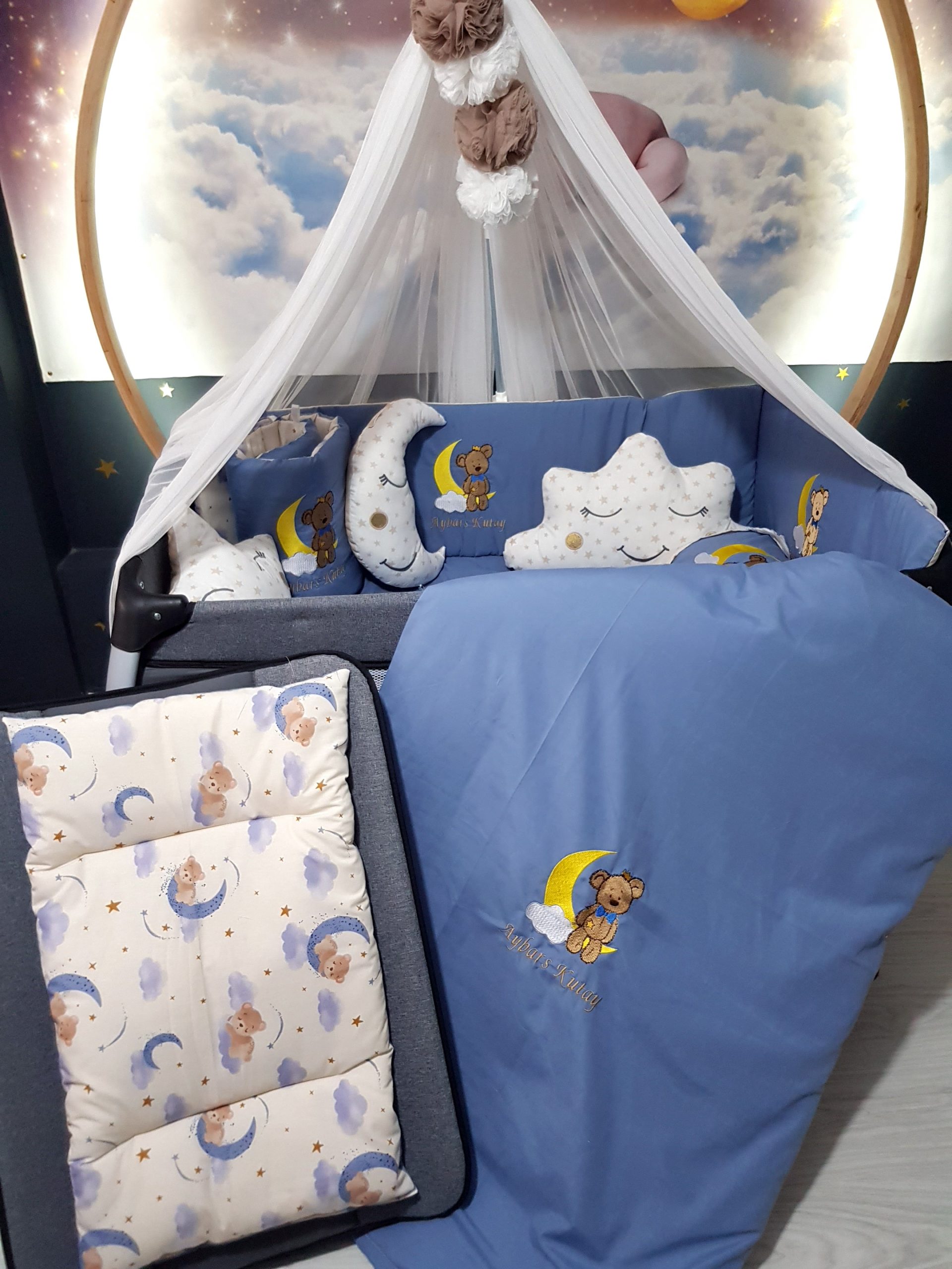 Nakışlı Uyku Seti , Yorgan, Çarşaf, Yastık, Nevresim Takımı, Nevresim Seti , Beşik Yan Koruma , Beşik Kenar Korumalık , Lüks Cibinlik , Cibinlik Aparatı , Park Beşik , Mobilya Beşik , Sepet Beşik , Uyku Arkadaşı Yastık , Ay Bulut Yıldız Süs Yastıkları , Nakışlı Kırlent