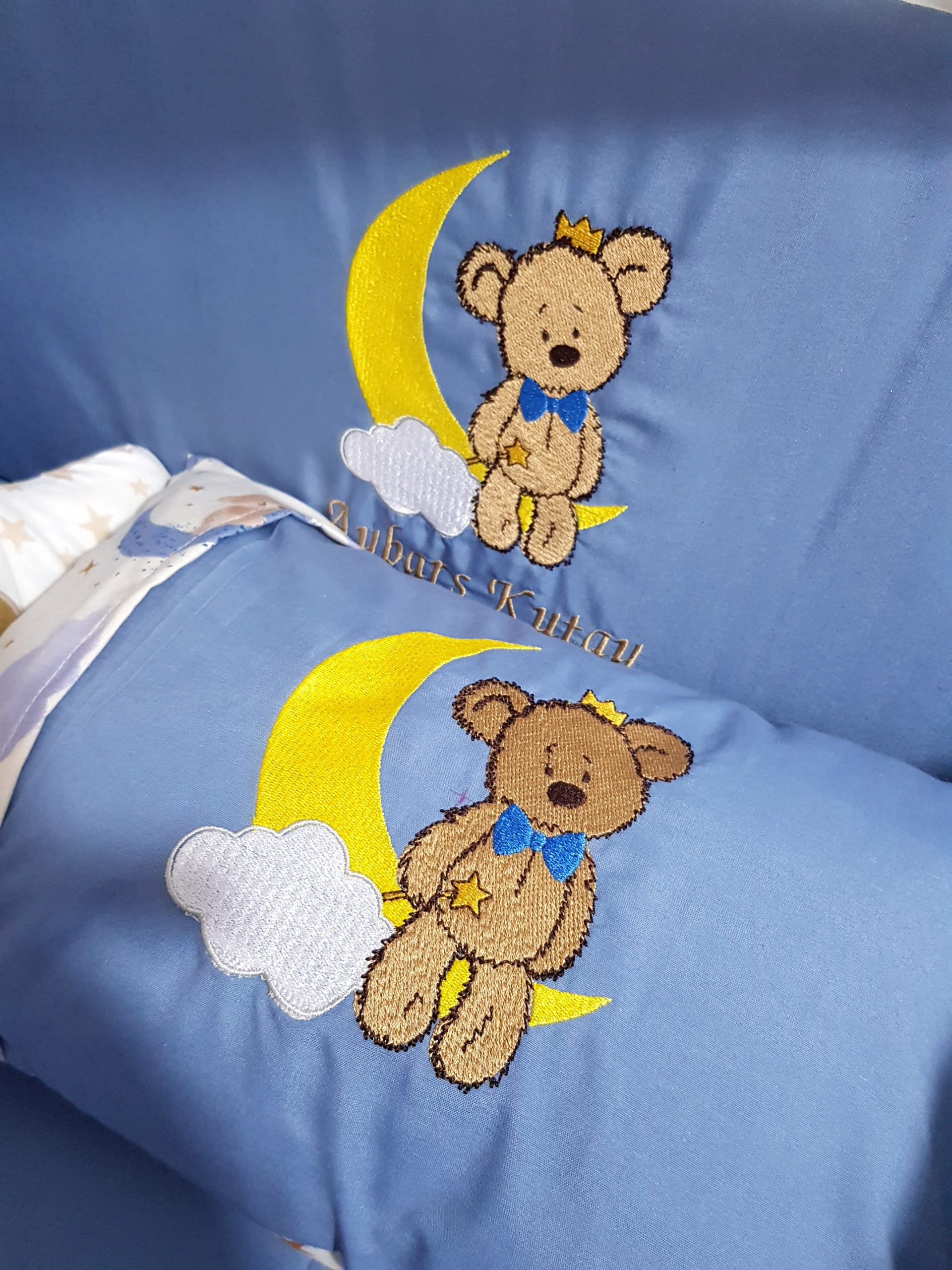 Nakışlı Uyku Seti , Yorgan, Çarşaf, Yastık, Nevresim Takımı, Nevresim Seti , Beşik Yan Koruma , Beşik Kenar Korumalık , Lüks Cibinlik , Cibinlik Aparatı , Park Beşik , Mobilya Beşik , Sepet Beşik , Uyku Arkadaşı Yastık , Ay Bulut Yıldız Süs Yastıkları , Nakışlı Kırlent